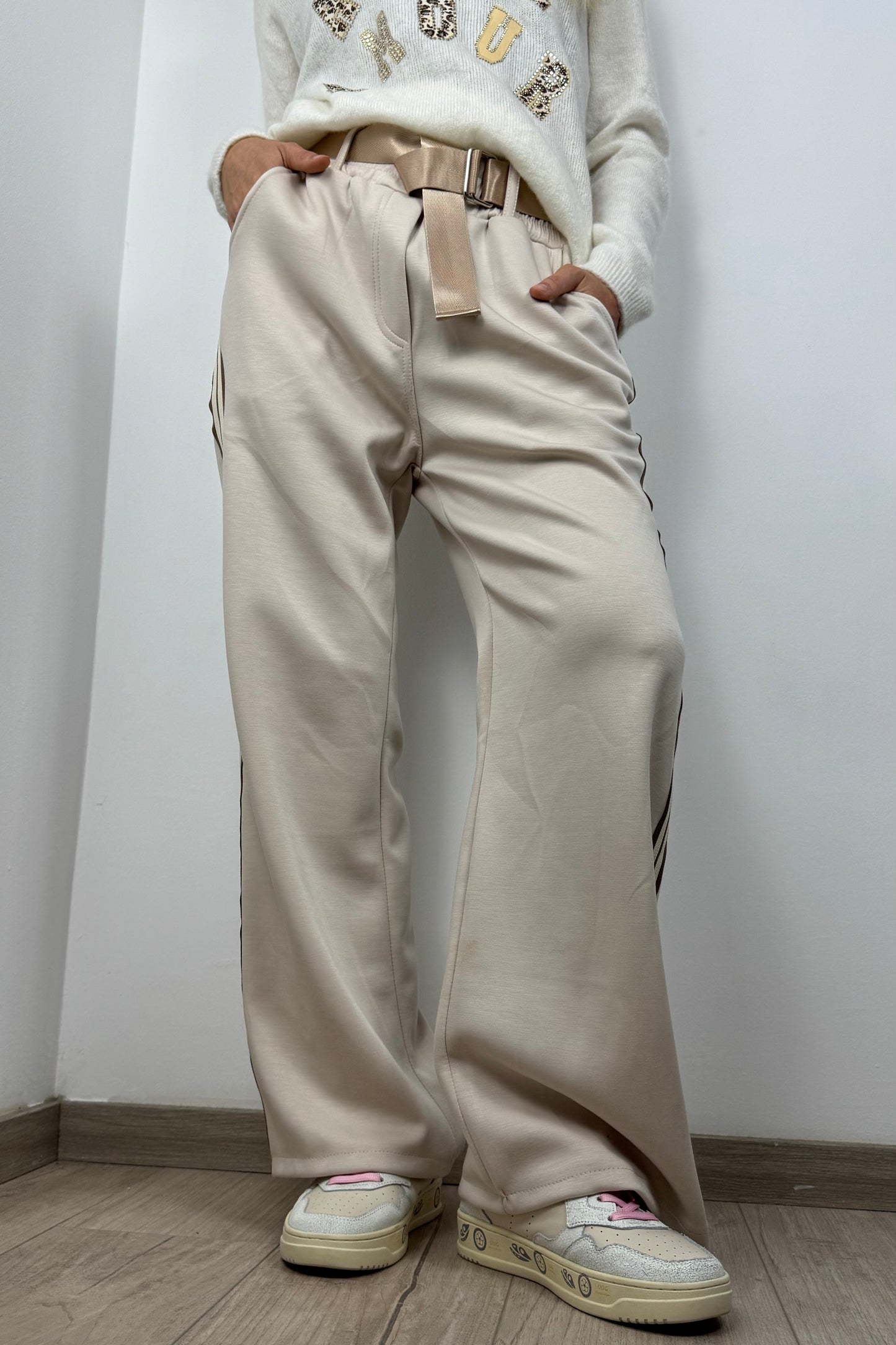 Hose mit Seitstreifen und Gürtel – Beige