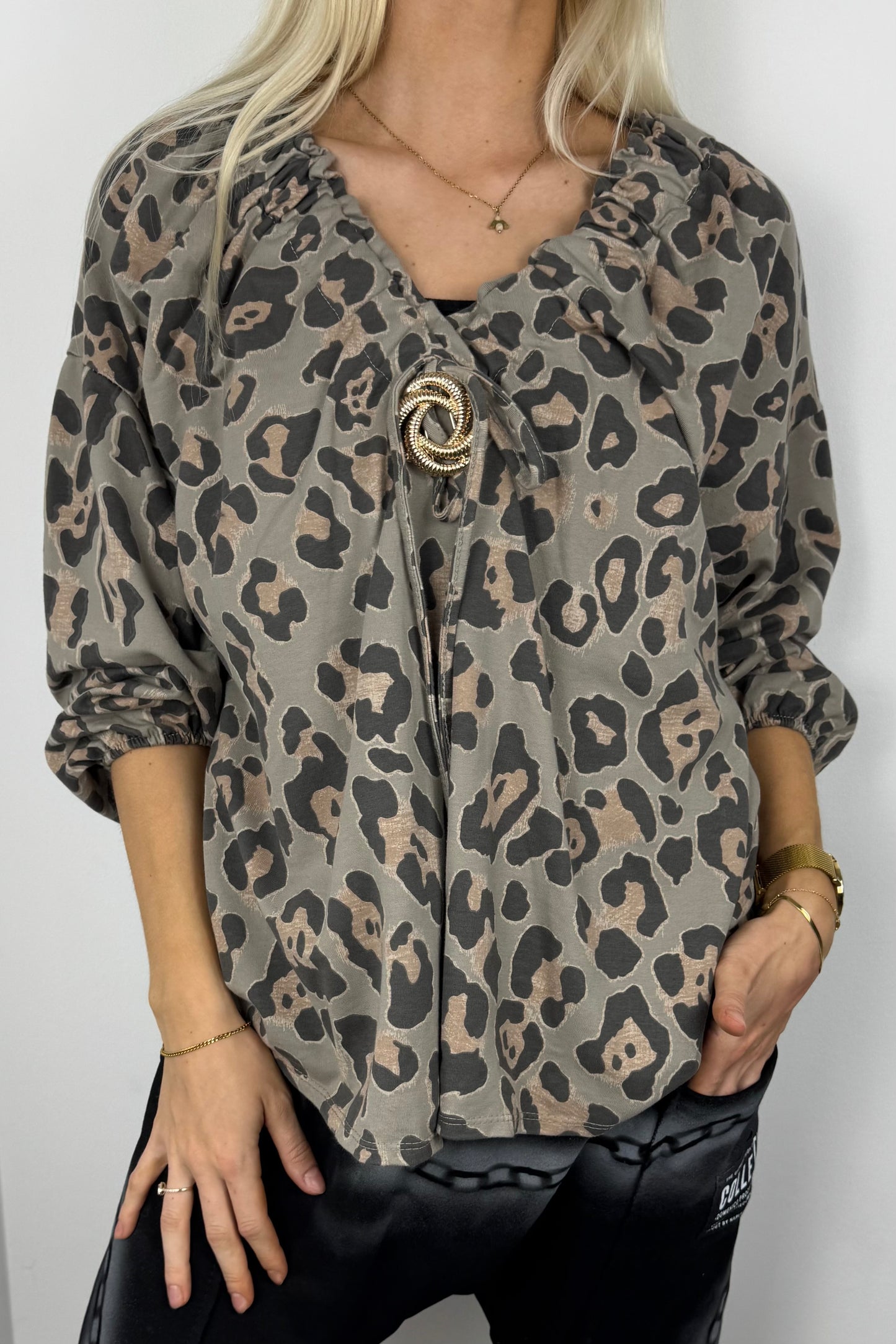 Bluse mit Leopardenmuster und Raffdetail –Mud