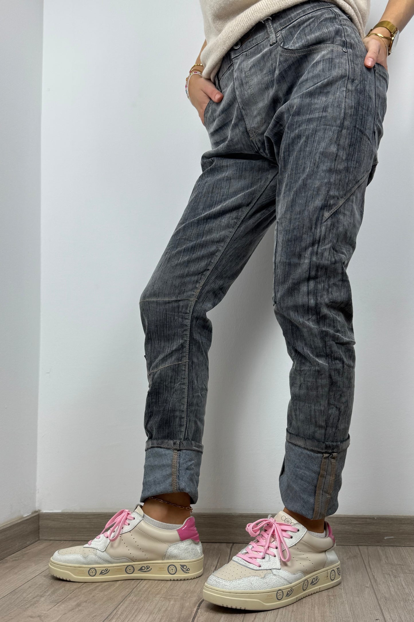 Trendige Jeans im Used-Look mit Patch-Details