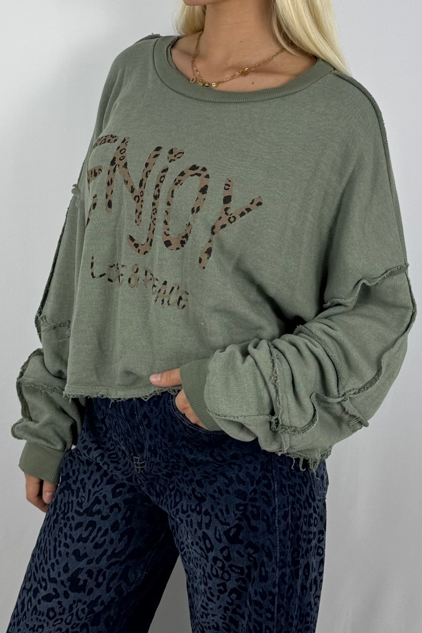 Damen Sweatshirt „ENJOY LOVE & PEACE“ – Leo Print-Khaki