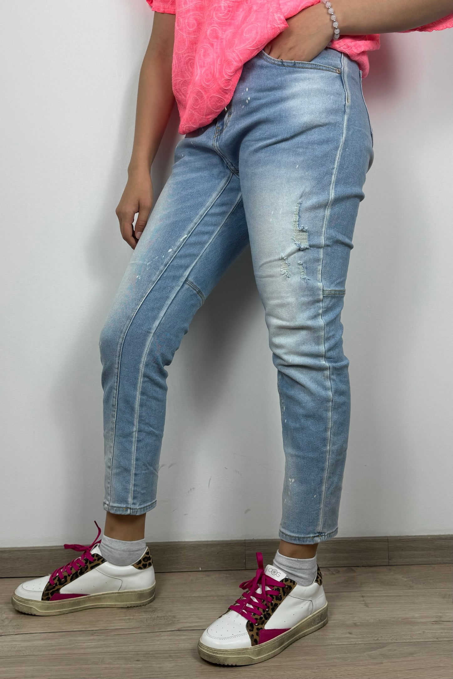 Boyfriend-Jeans mit Waschung und Used-Effekten