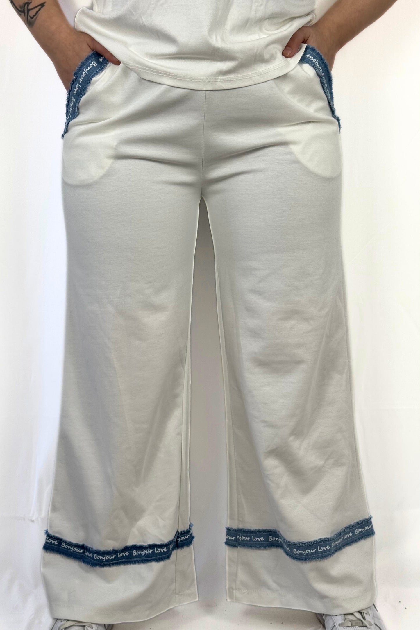Damenhose mit Jeans-Applikationen – stylischer Mix-Look