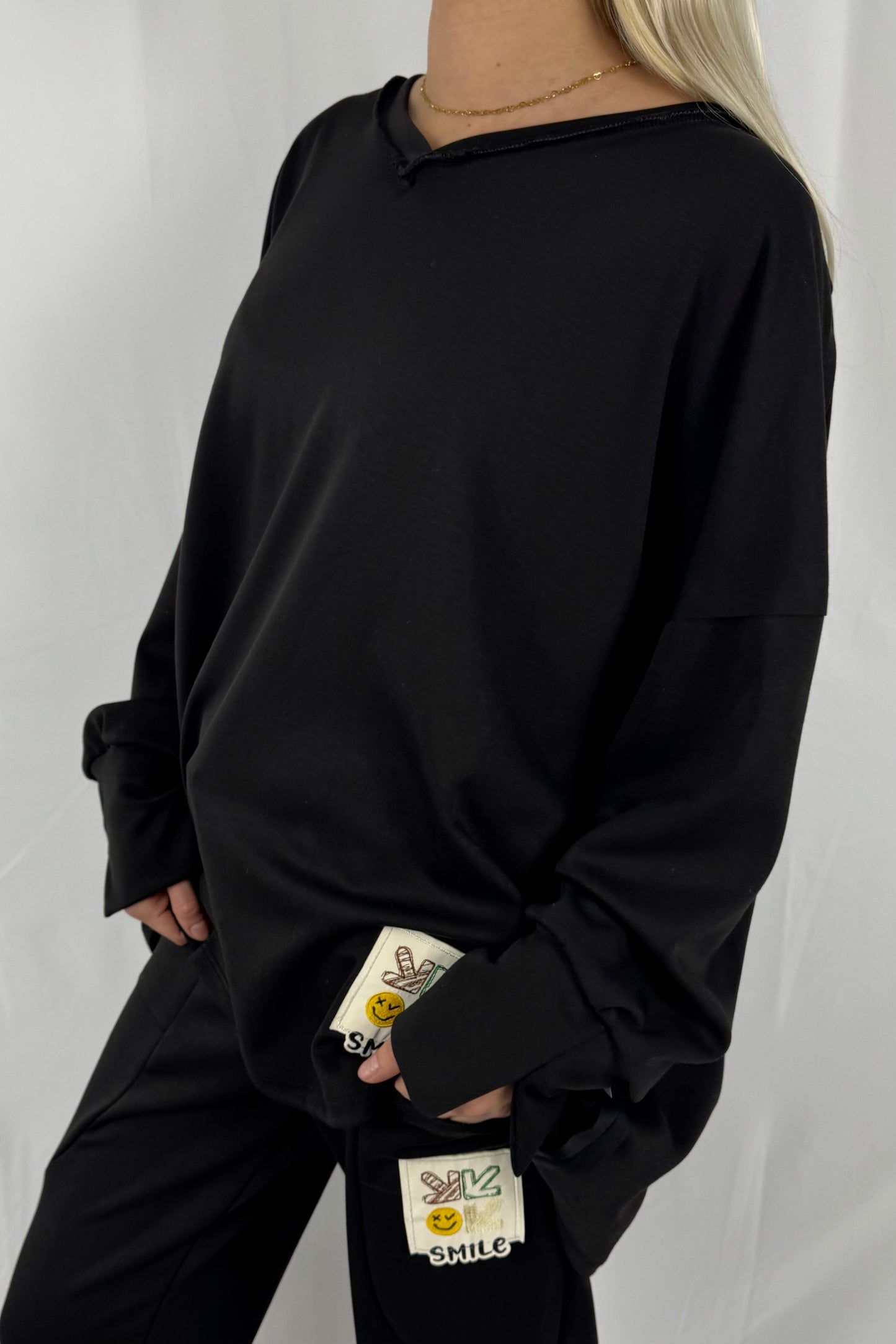 Oversize Sweatshirt mit Stufen-Schnitt & Patch –Schwarz