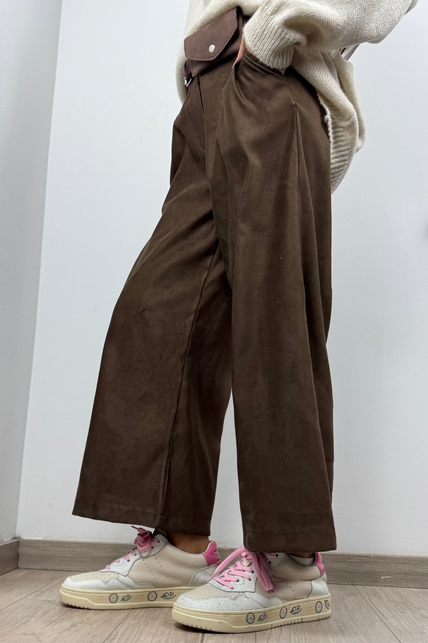 Weite Hose mit Gürtel & Tasche –Choco