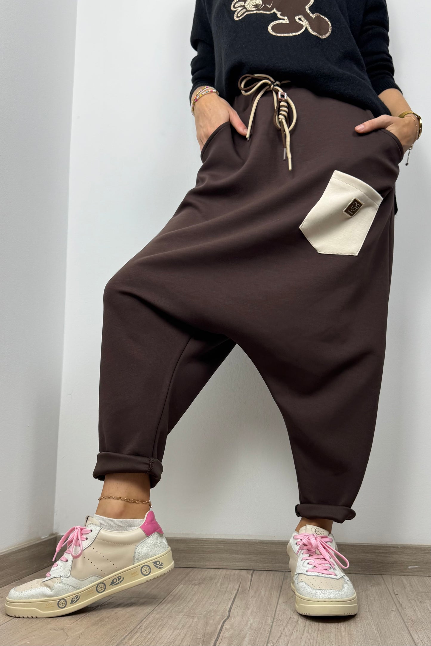 Casual Harem-Hose mit Kontrasttasche – Chocolate