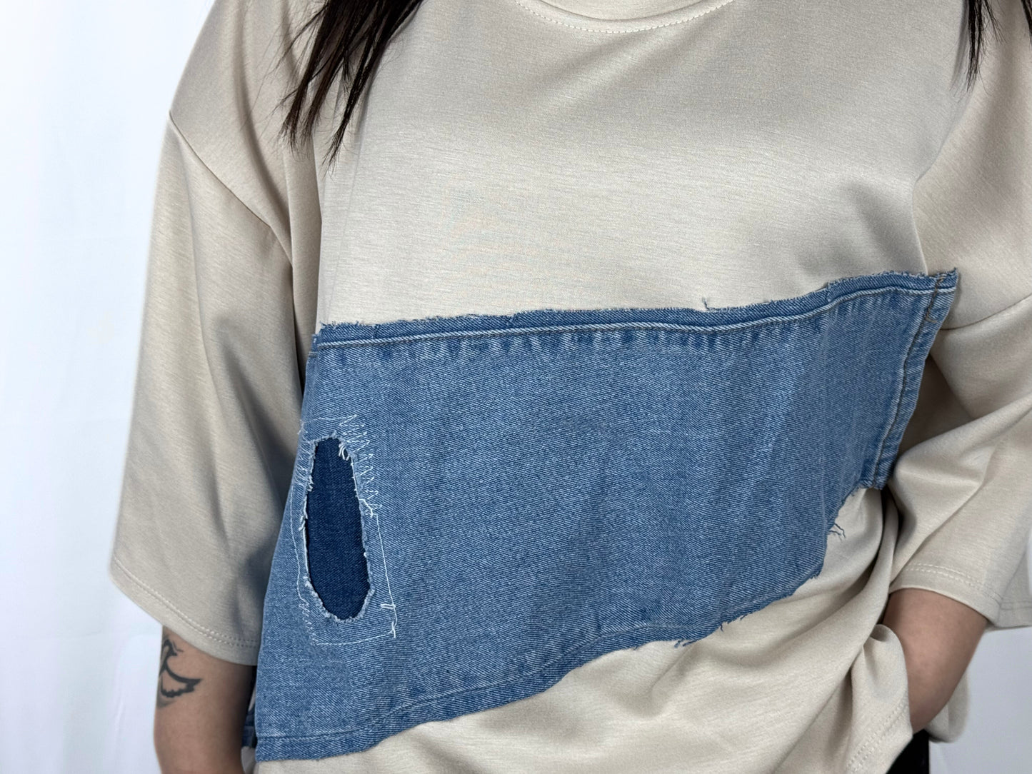 Beiges T-Shirt mit Jeansdetails – trendiger Materialmix