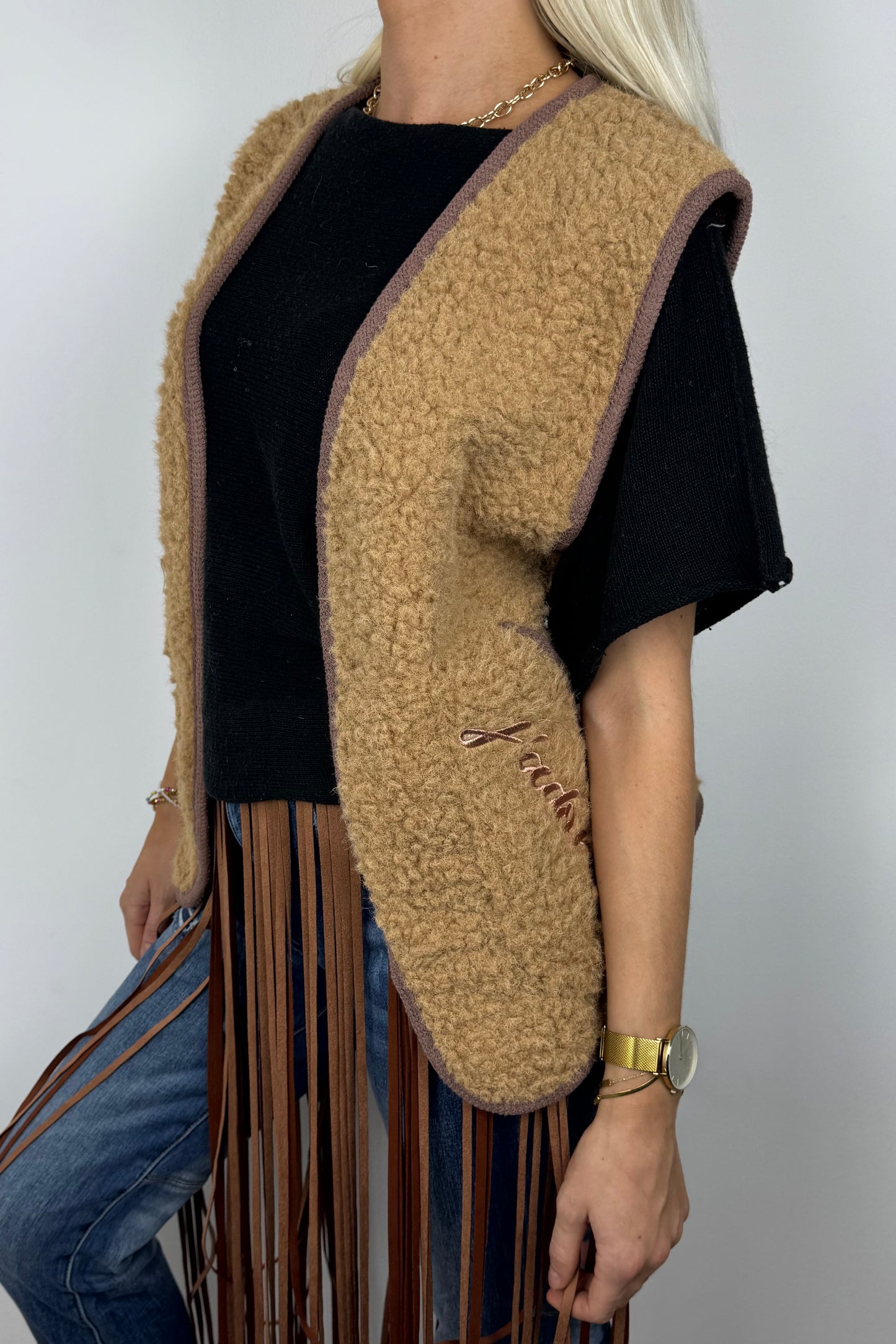 Flauschige Weste mit Stickerei – Camel