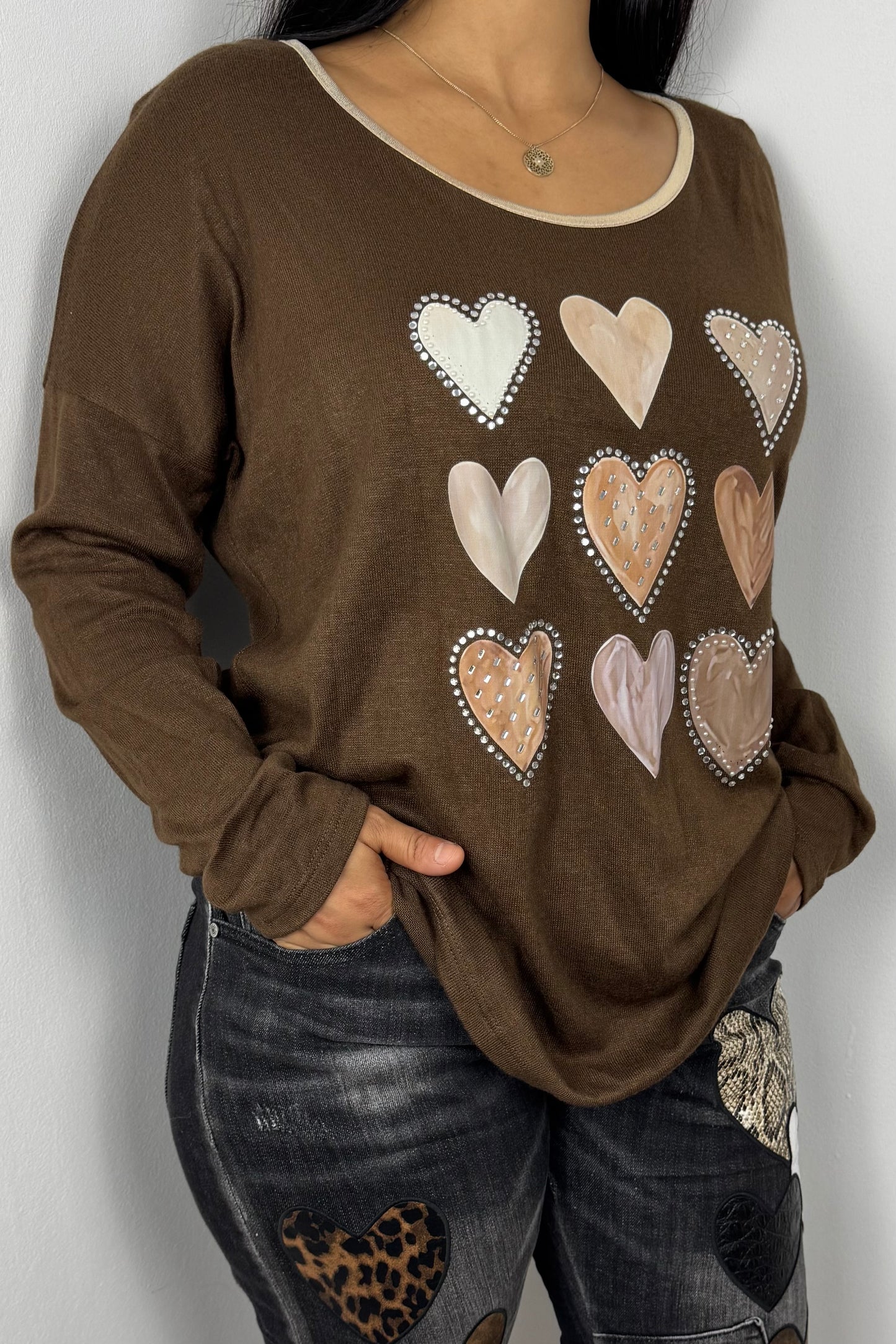 Shirt mit glitzernden Herzapplikationen – hochwertiger Viskosemix & bequeme Weite
