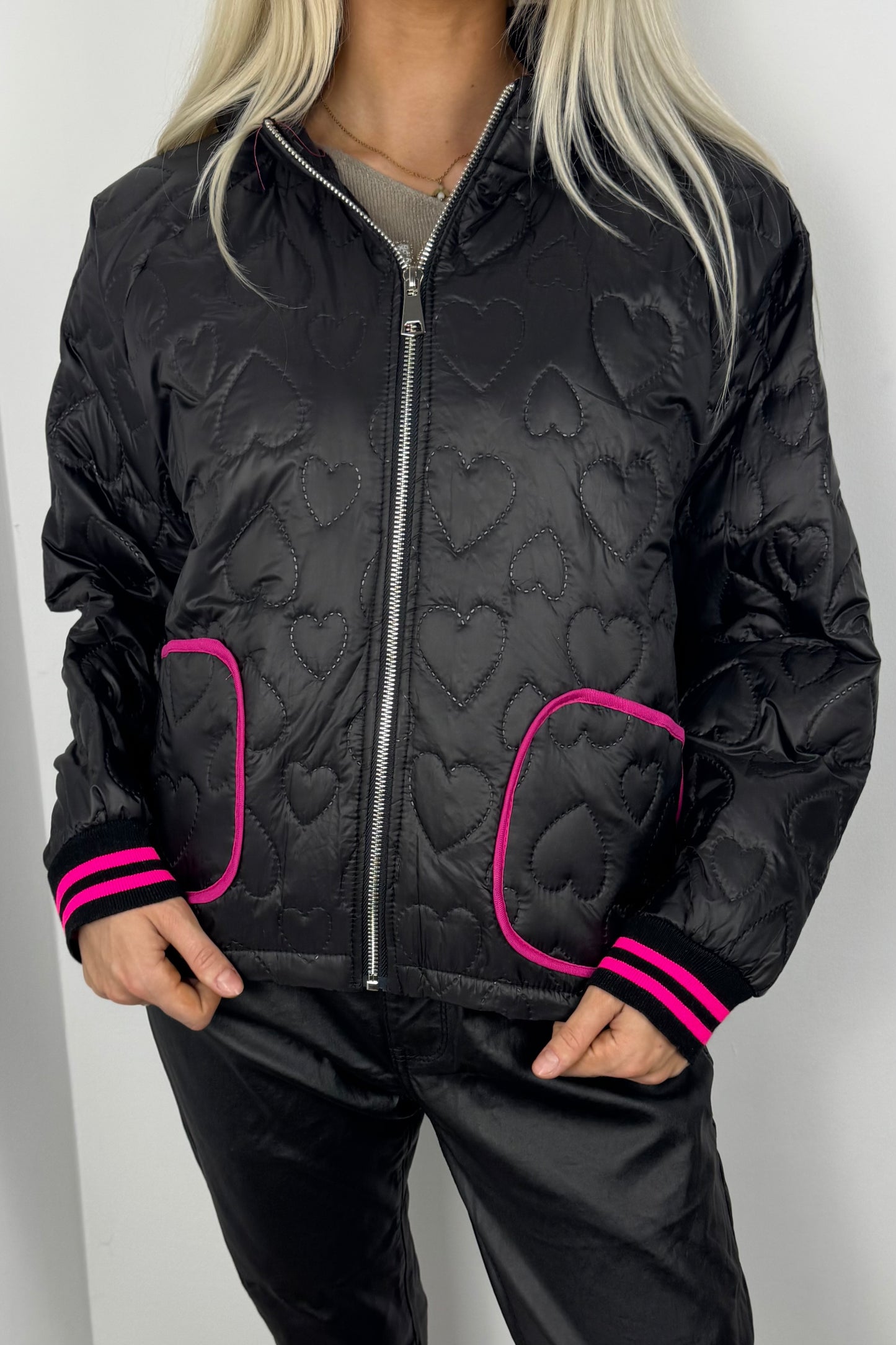 Leichte Steppjacke mit Herzmuster und Kapuze-Schwarz