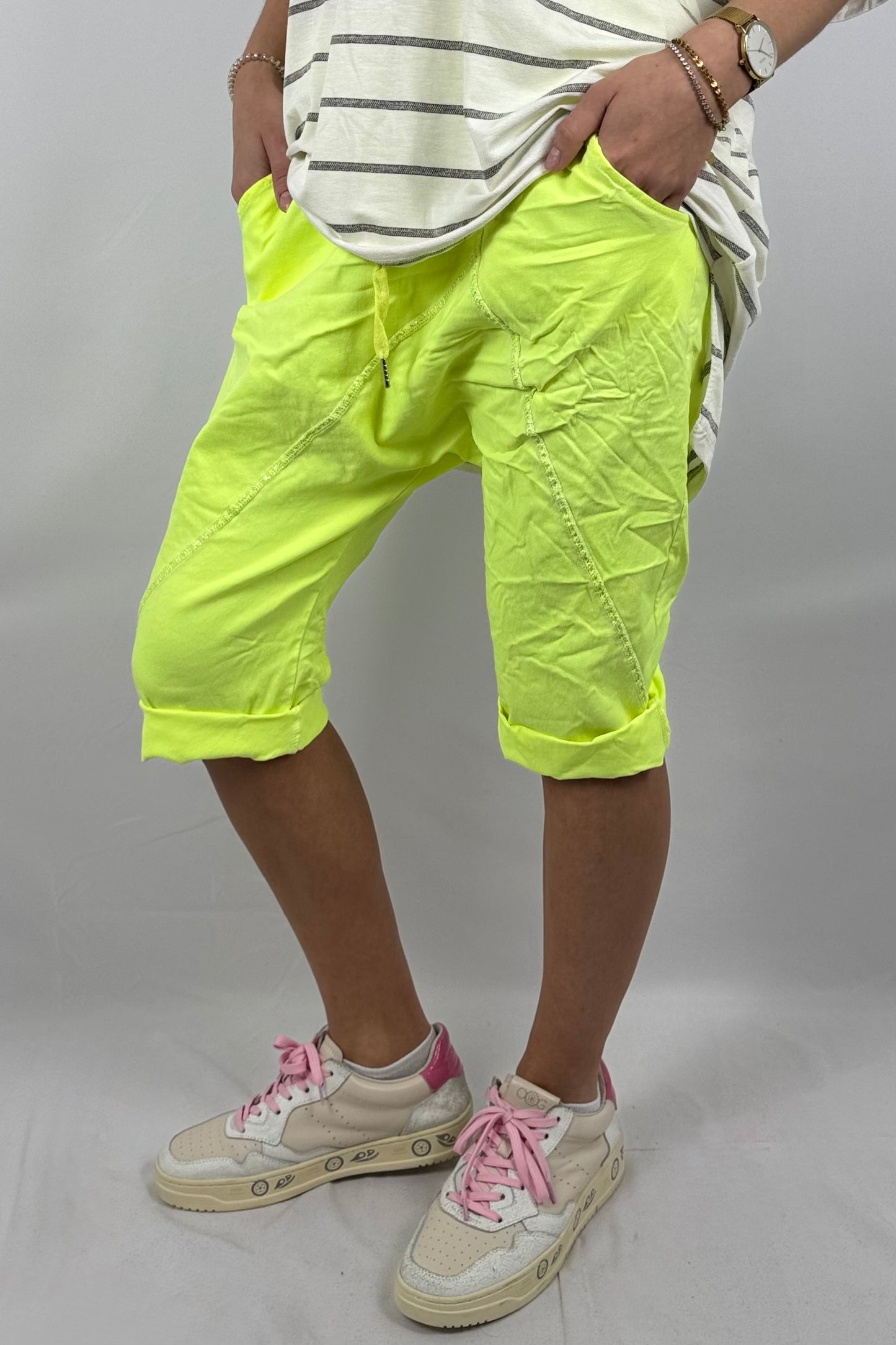 Short mit Ziernähten – Sportlicher Oversize Fit-Neon gelb