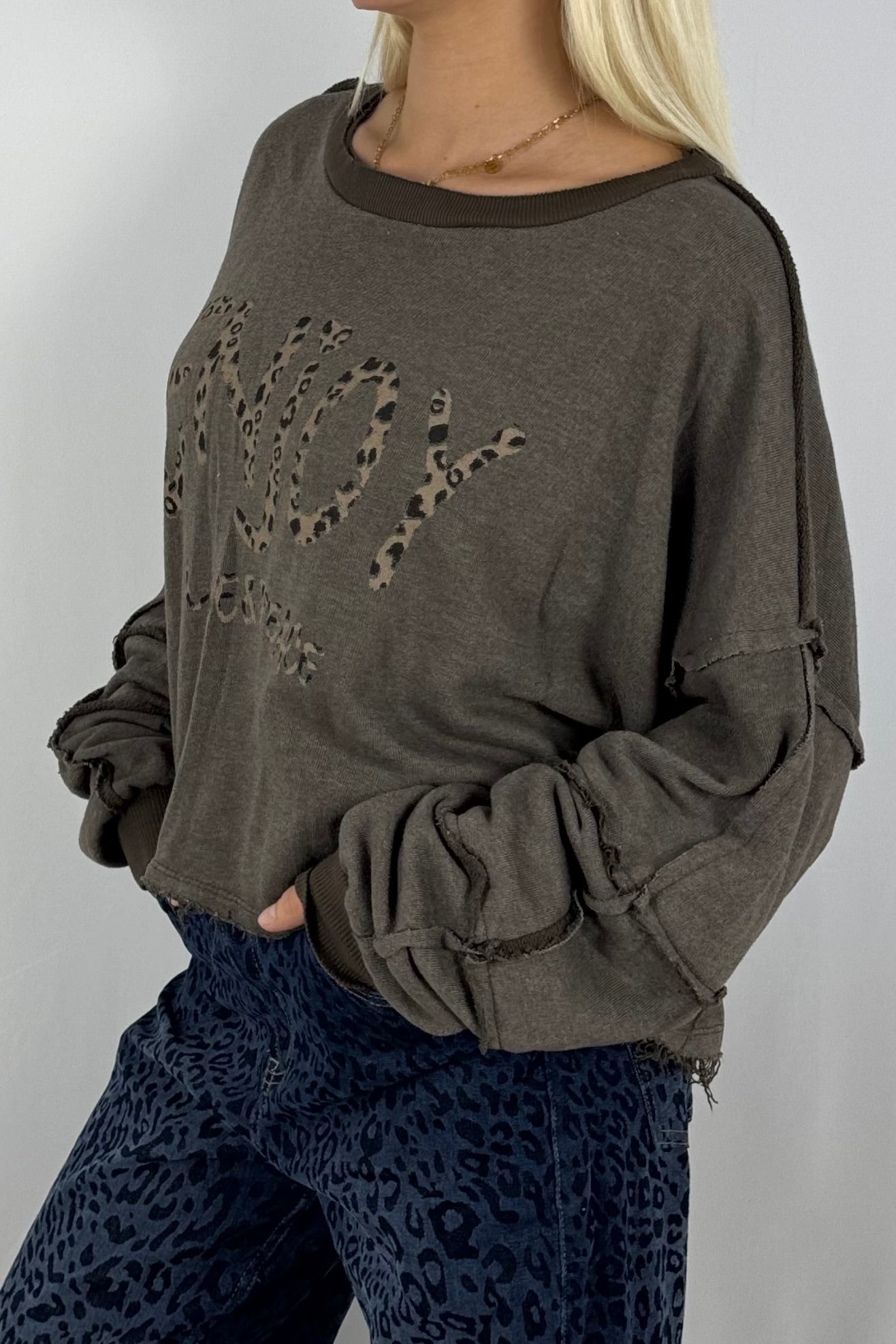 Damen Sweatshirt „ENJOY LOVE & PEACE“ – Leo Print-Schoko