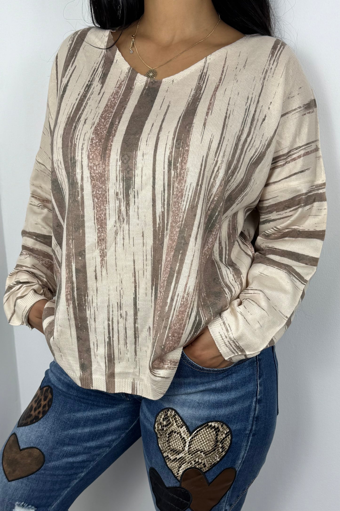 Feinstrick-Shirt mit abstraktem Muster und V-Ausschnitt