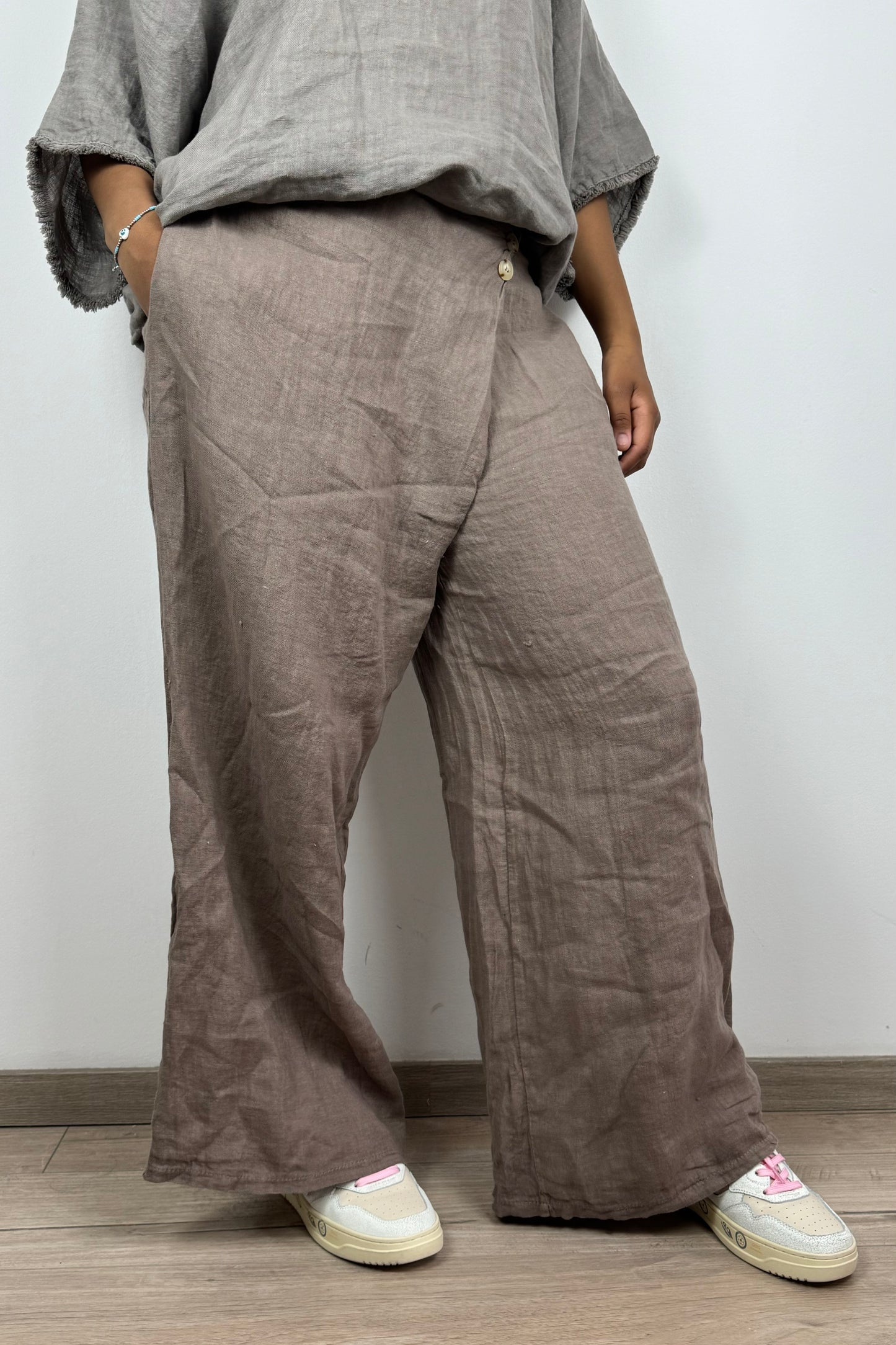 Leinenhose Damen – weit & mit Knopfdetails