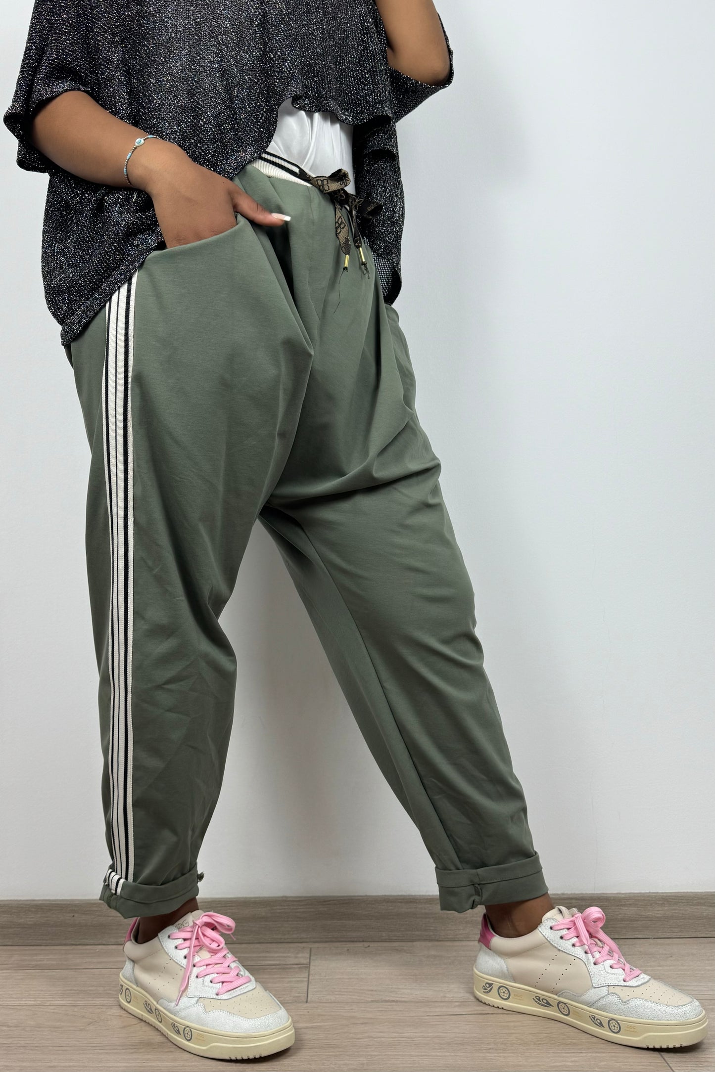 Sportlich-elegante Hose mit Galonstreifen und Bindegürtel