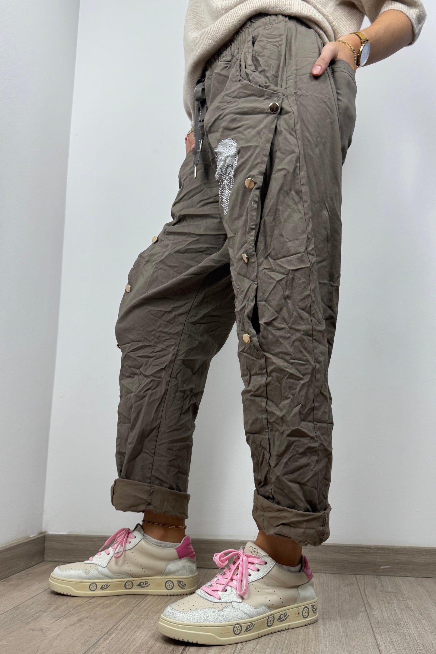 Bequeme Hose mit Strass-Totenkopf und Knopfleiste-Mud