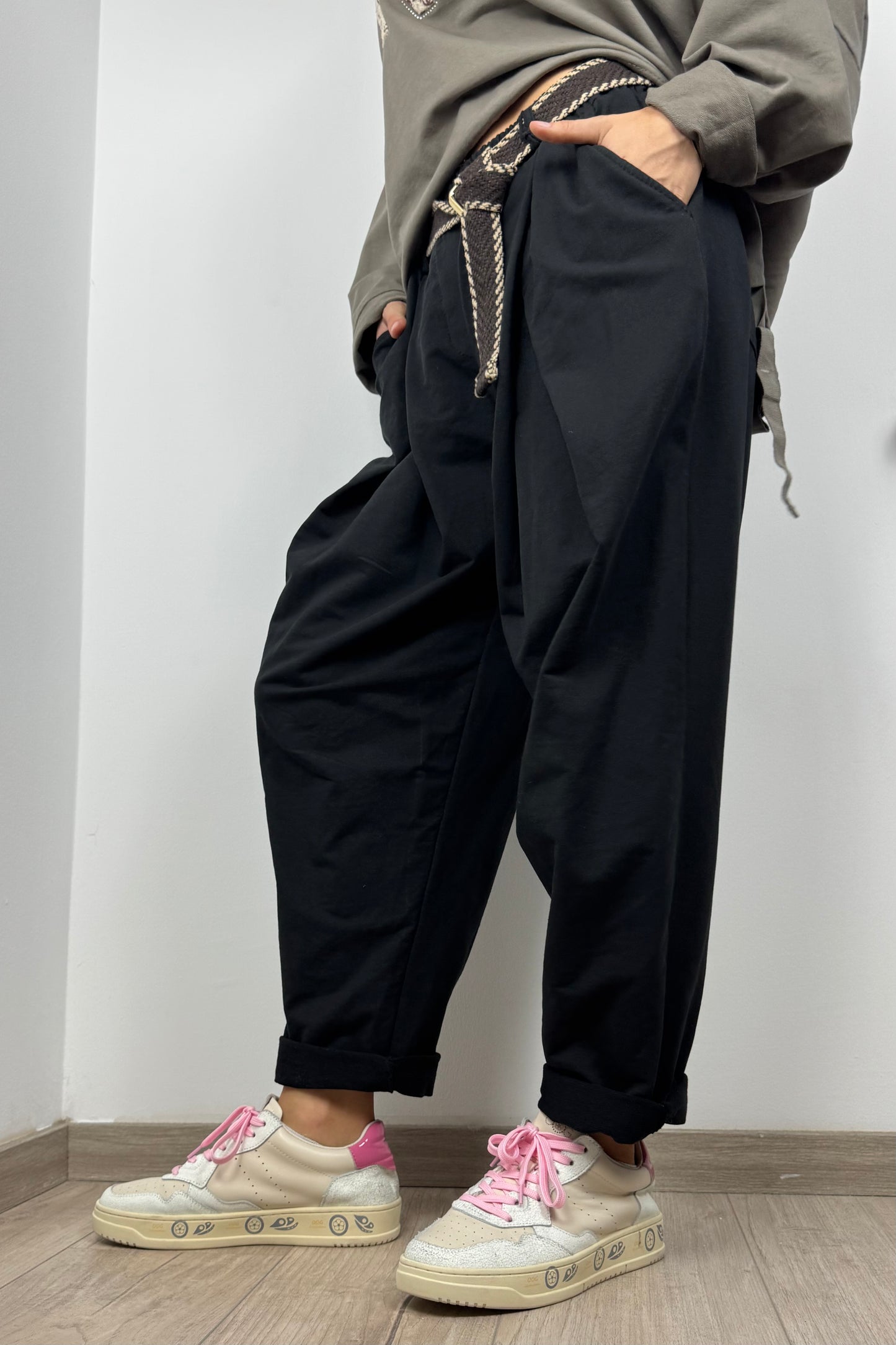Bequeme Damenhose mit elastischem Bund und Gürtel-Schwarz
