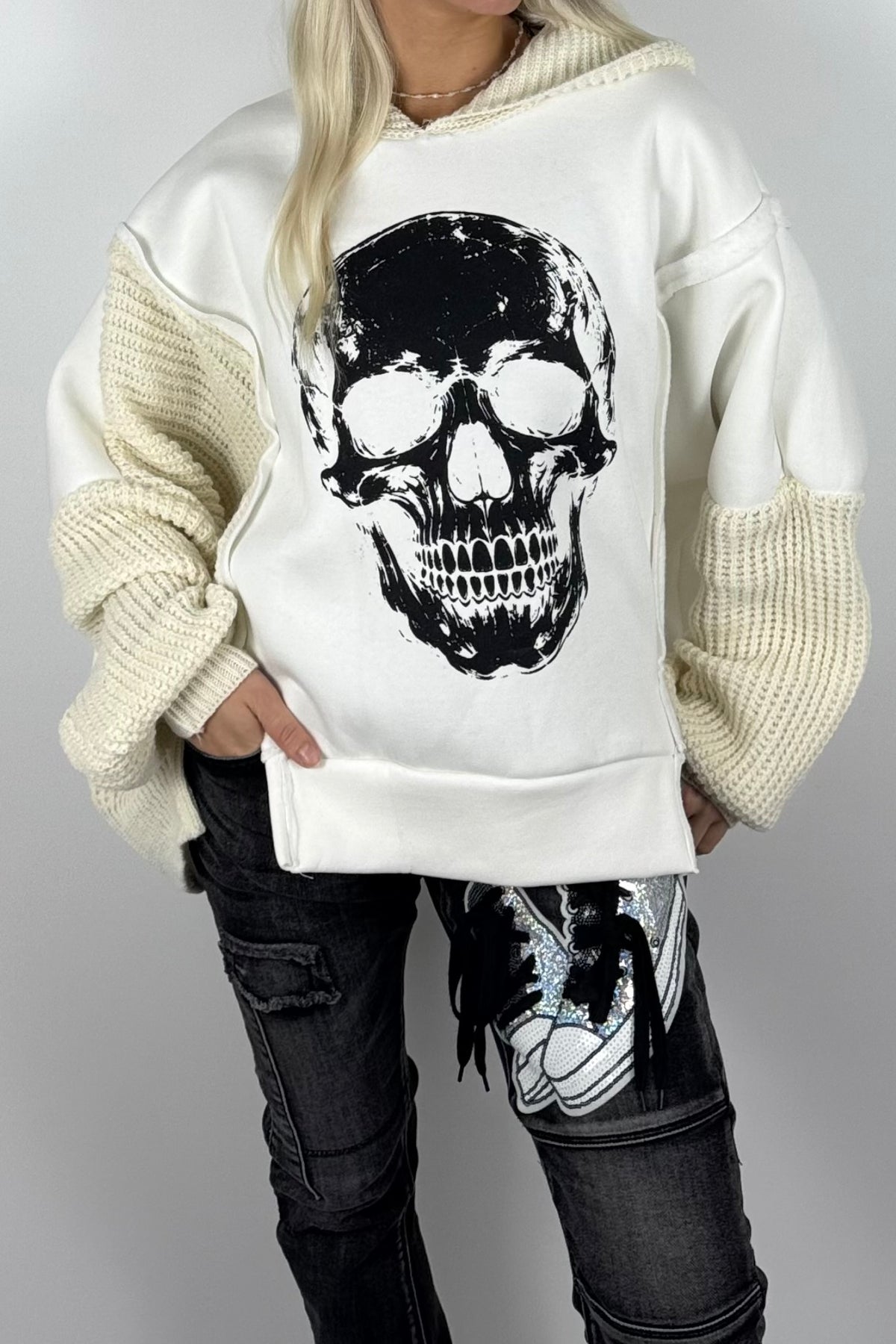 Damen-Hoodie mit Totenkopfprint und Strickdetails-Weiß