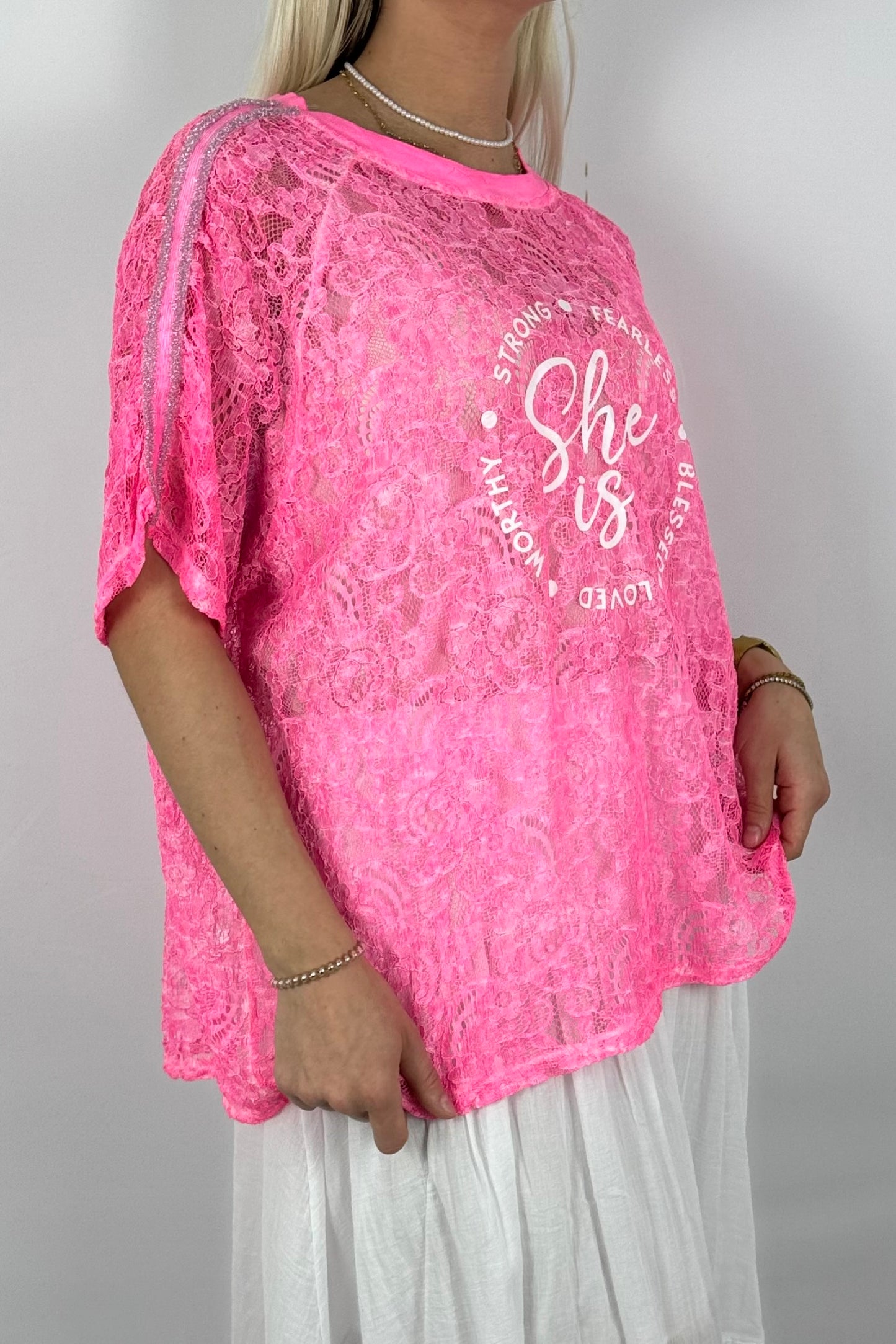Spitzen-Shirt „She is…“ – Oversize Statement Shirt-Neon Pink
