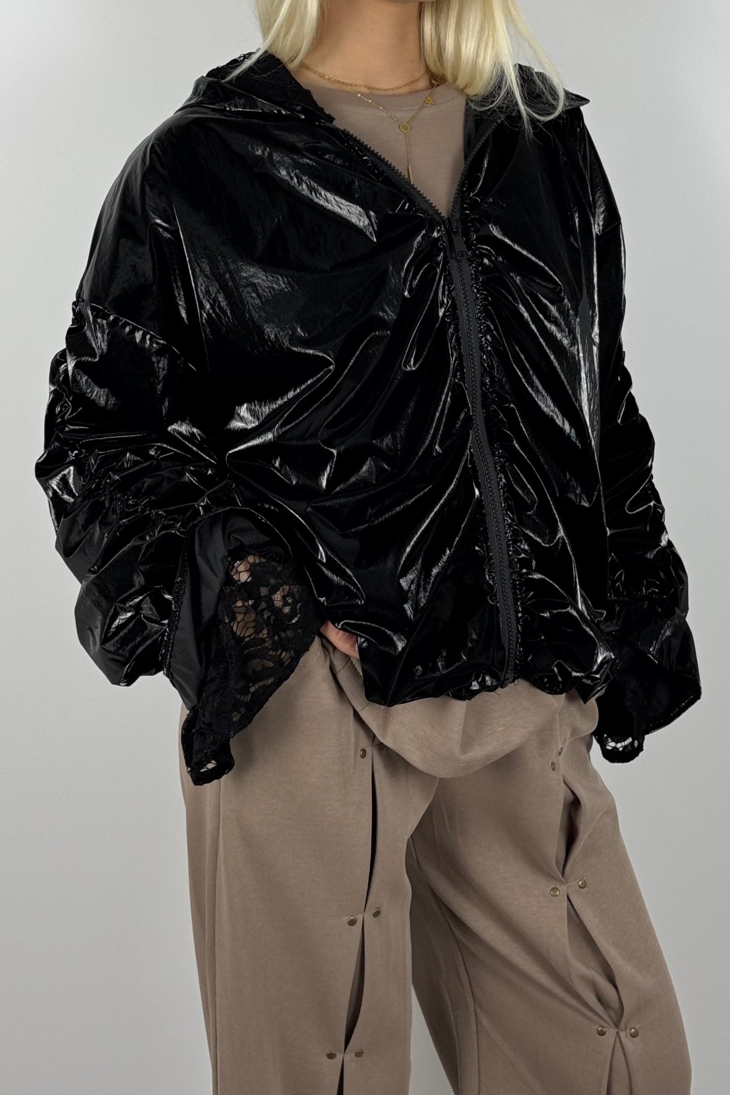 Damen Glanz-Jacke mit Kapuze – Metallic Look - Schwarz