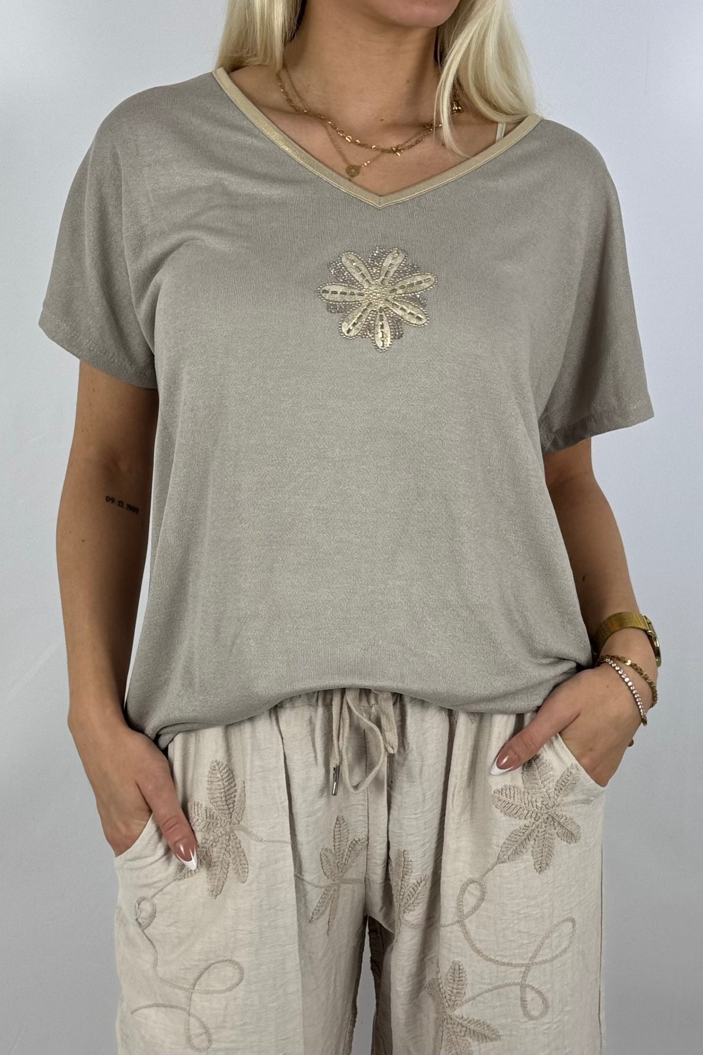 Glanzshirt mit V-Ausschnitt & Schmuckblüte-Mud