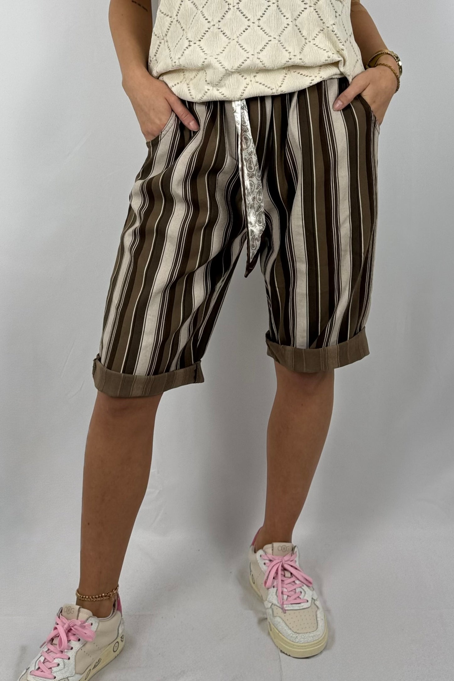Gestreifte Paperbag-Shorts mit Gürtel – sommerlich & bequem-Choco