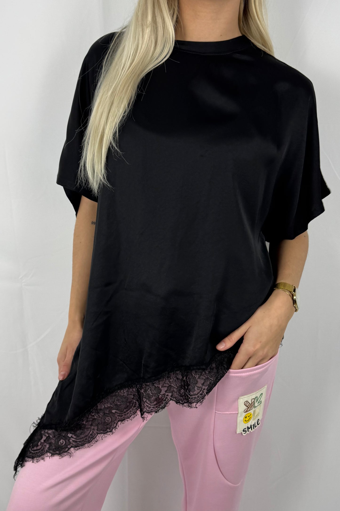 Asymmetrisches Shirt mit Spitzenabschluss –Schwarz