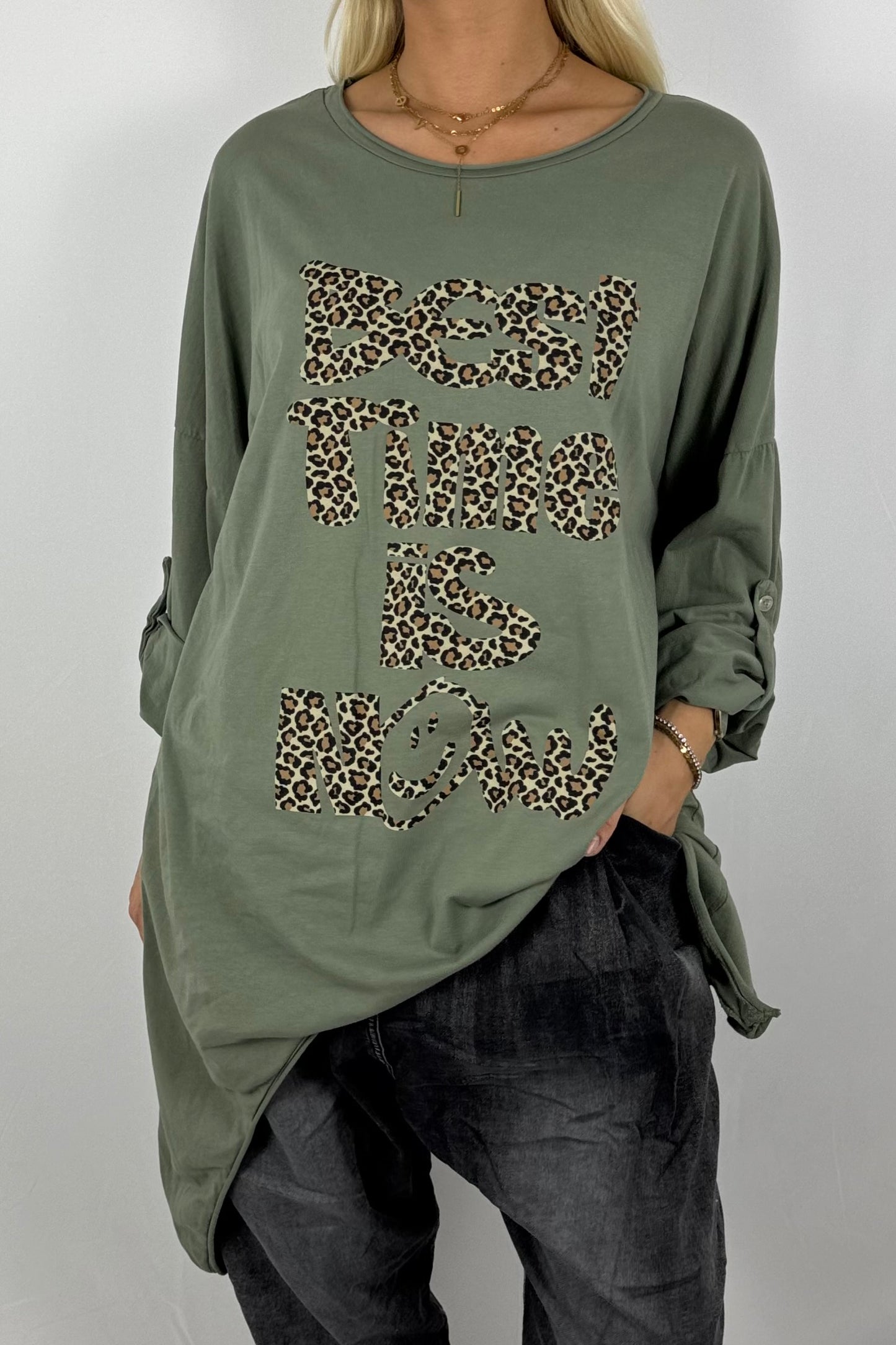 Damen Longshirt „Best Time Is Now“ – Leo-Print-Khaki