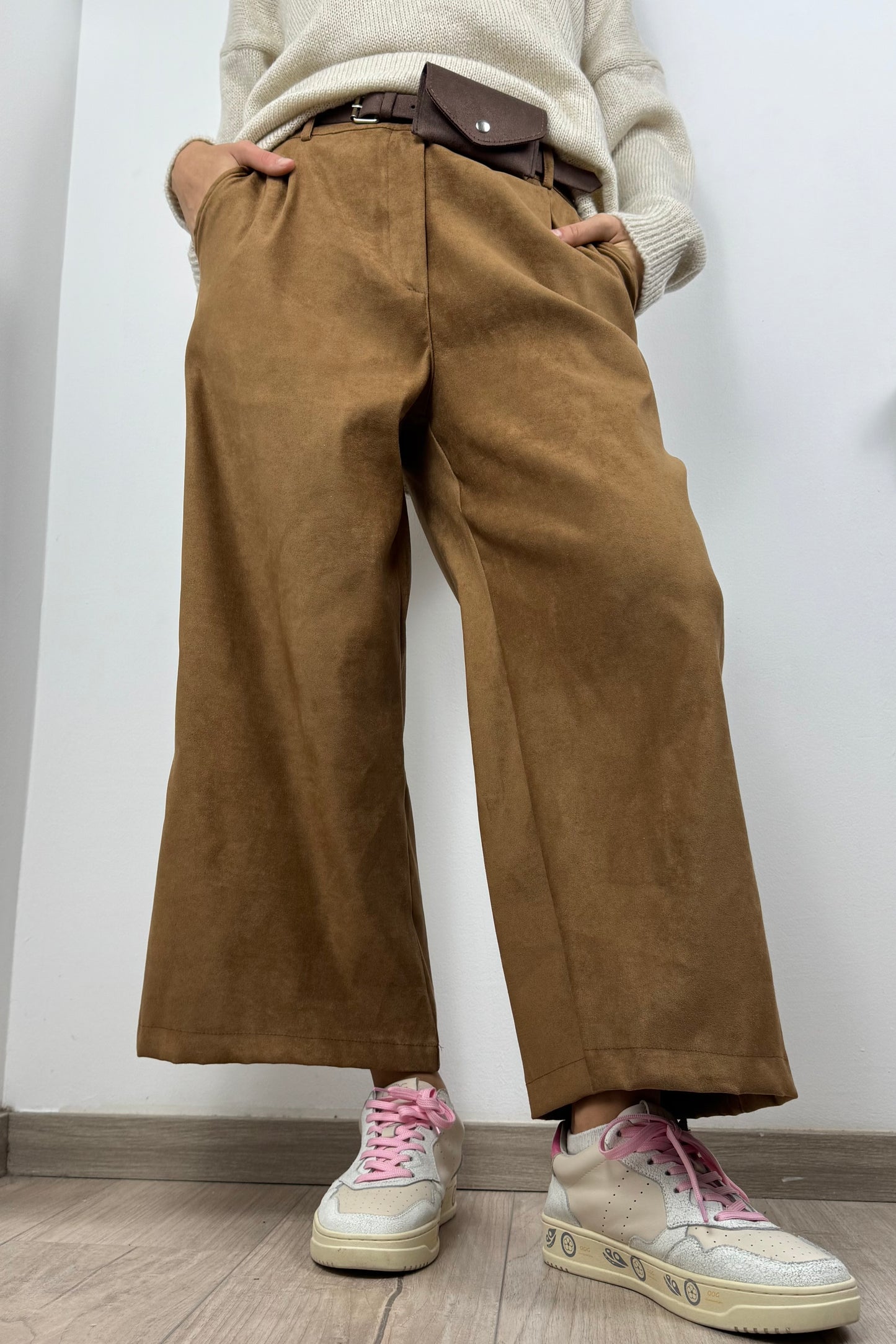 Weite Hose mit Gürtel & Tasche – Cammel