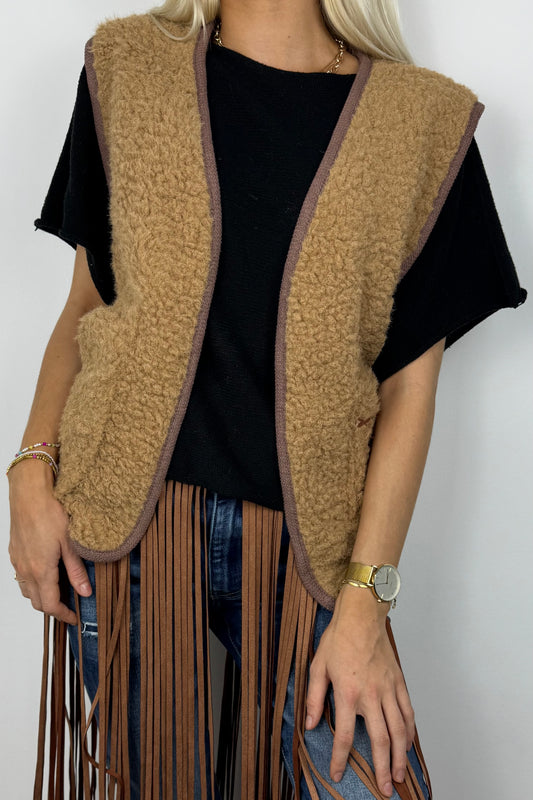 Flauschige Weste mit Stickerei – Camel
