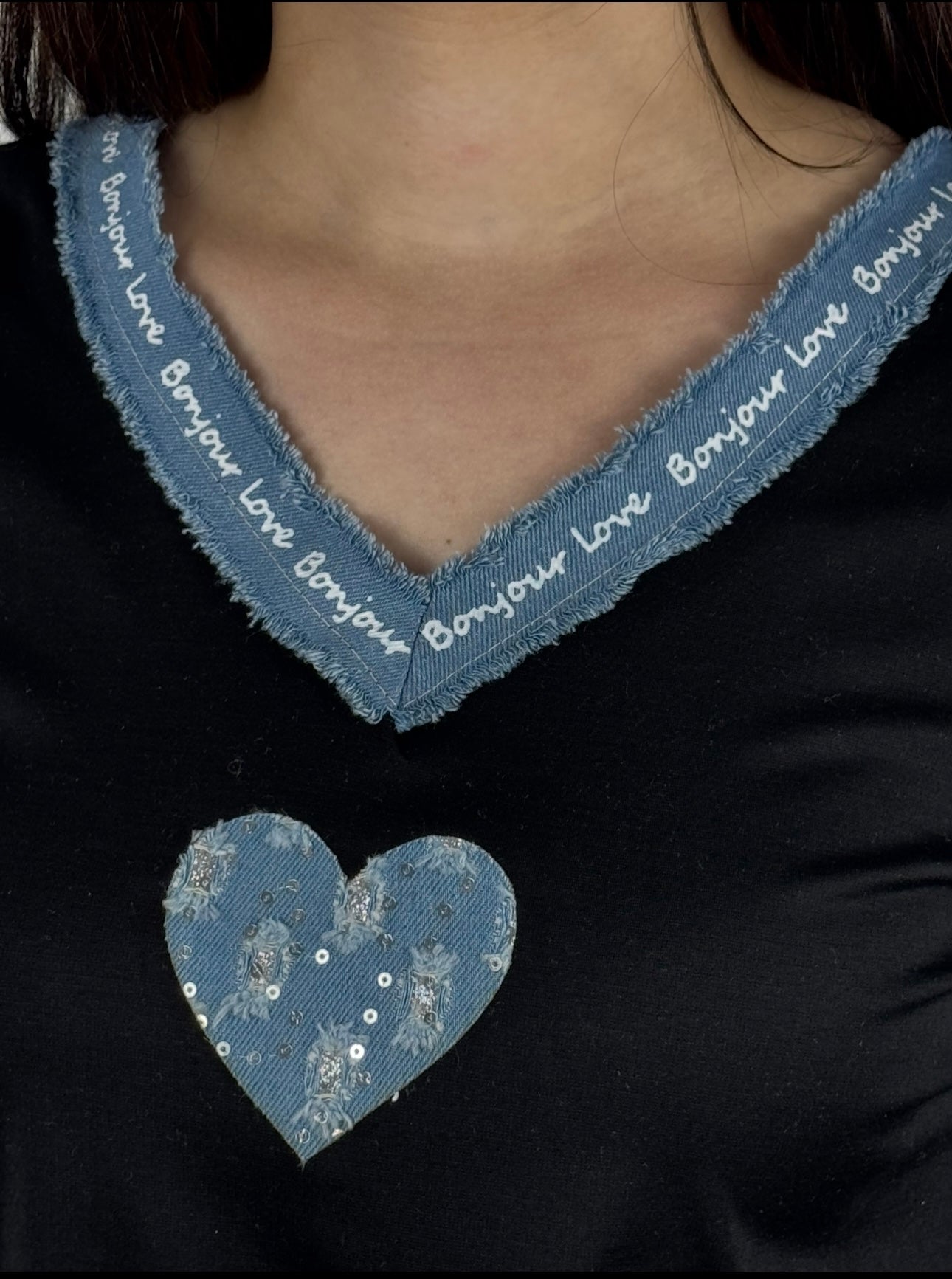 T-Shirt mit Herz-Print & Jeans-Details – liebevoll & trendy