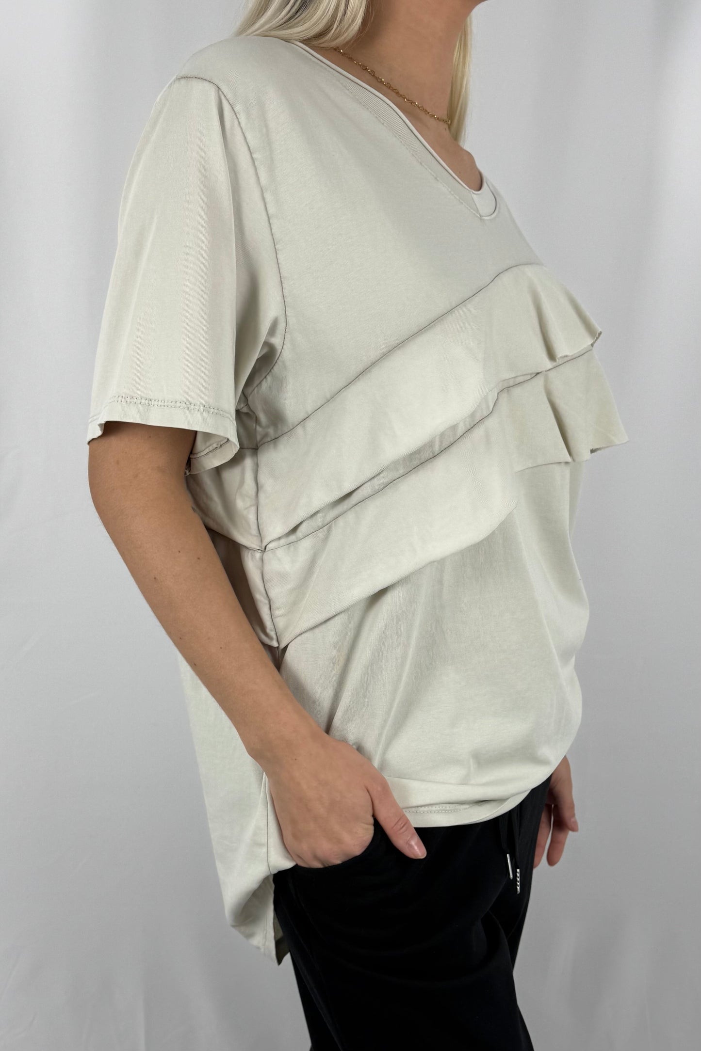 Damen Shirt mit Volant Detail und V Ausschnitt-Beige