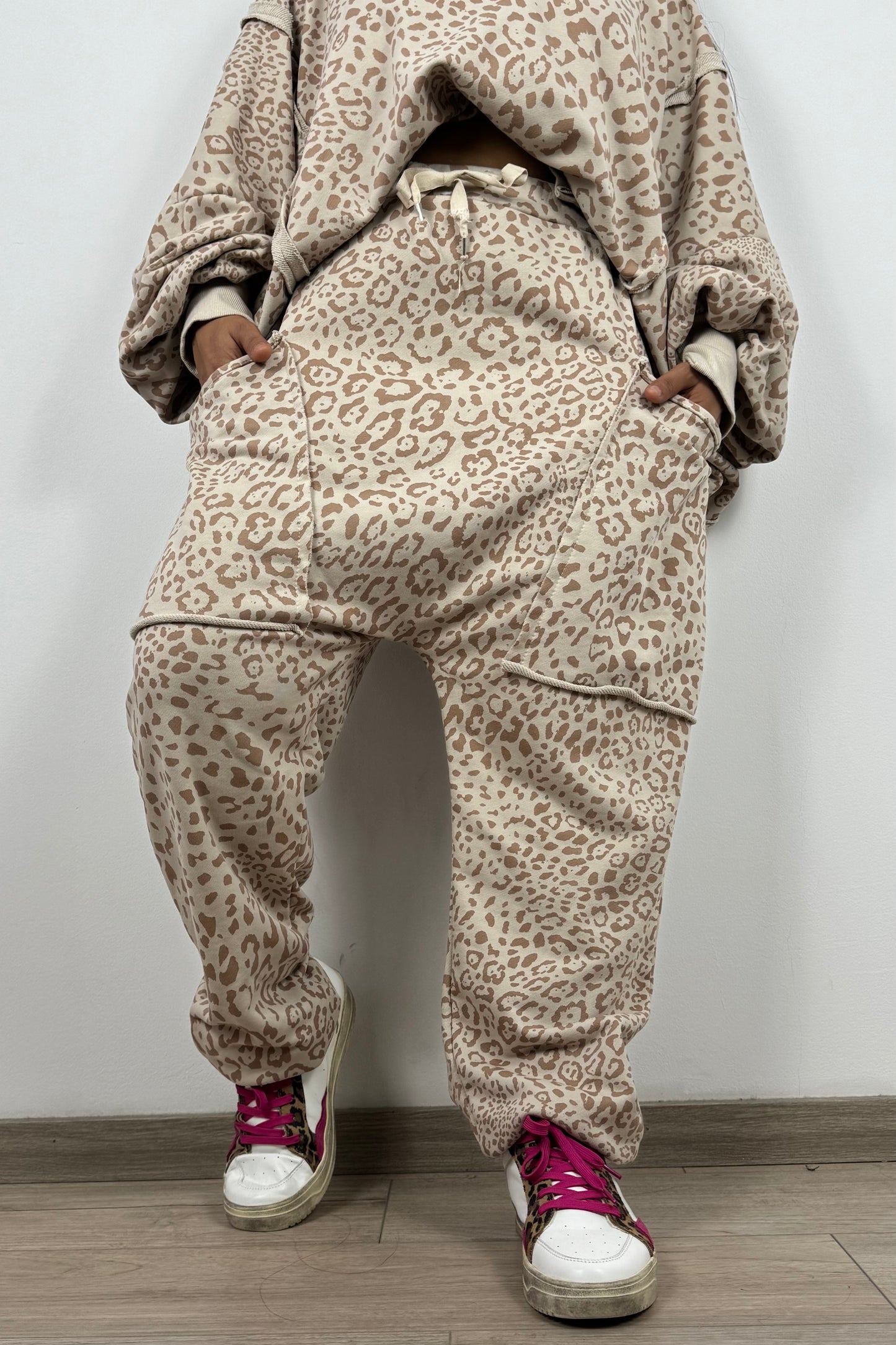 Sweathose mit Animalprint und Tunnelzugbund
