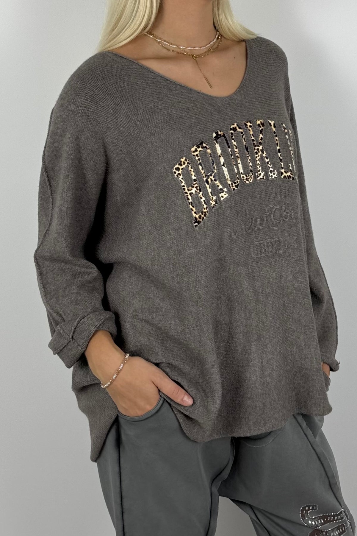 Oversize Shirt „BROOKLYN“ mit V-Ausschnitt – Mud