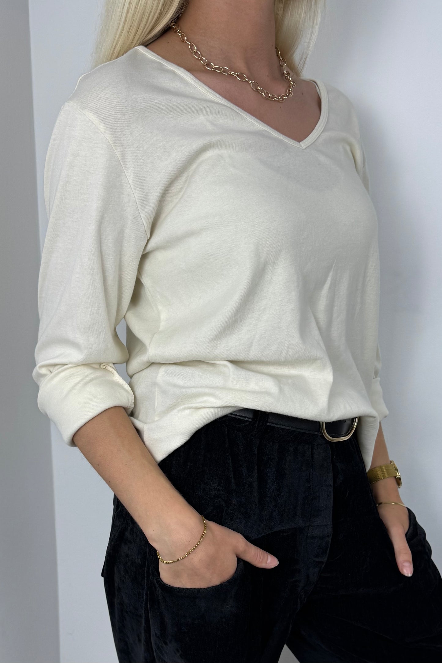 Damen Shirt mit V-Ausschnitt und gekrempelten Ärmeln