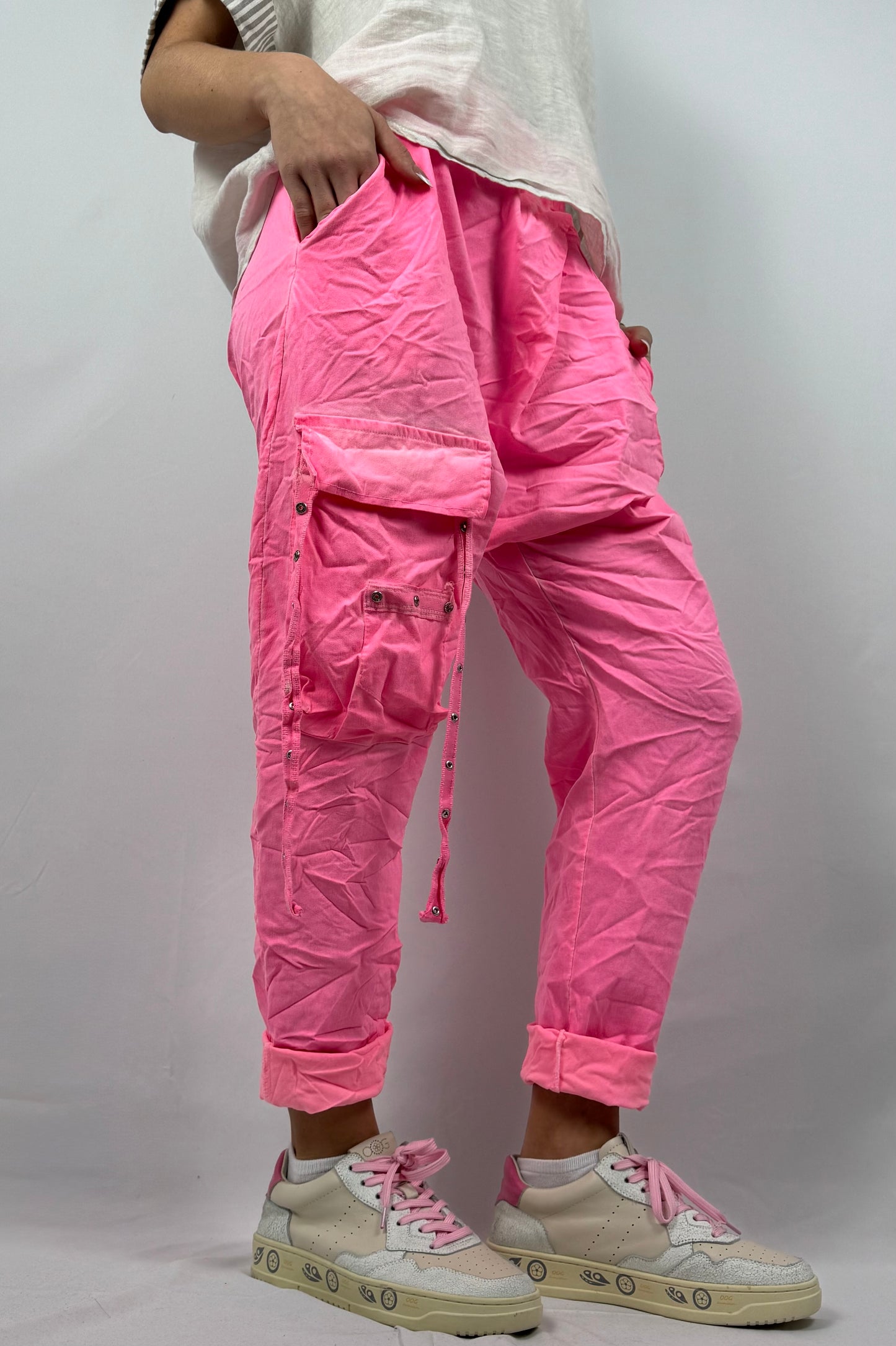 Cargo Hose mit Taschen & Knopfdetails-Neon Pink