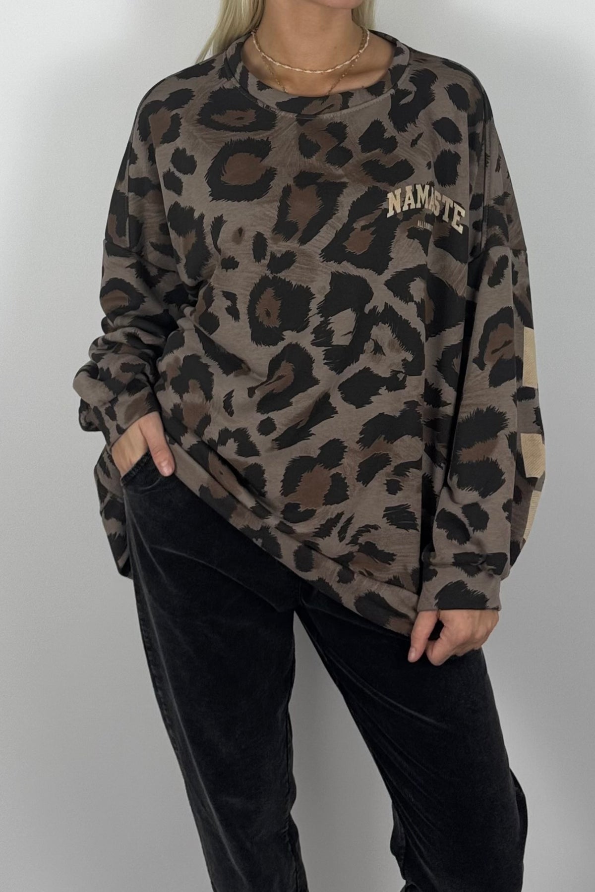 Leo Oversize Sweatshirt „Namaste“-Mud
