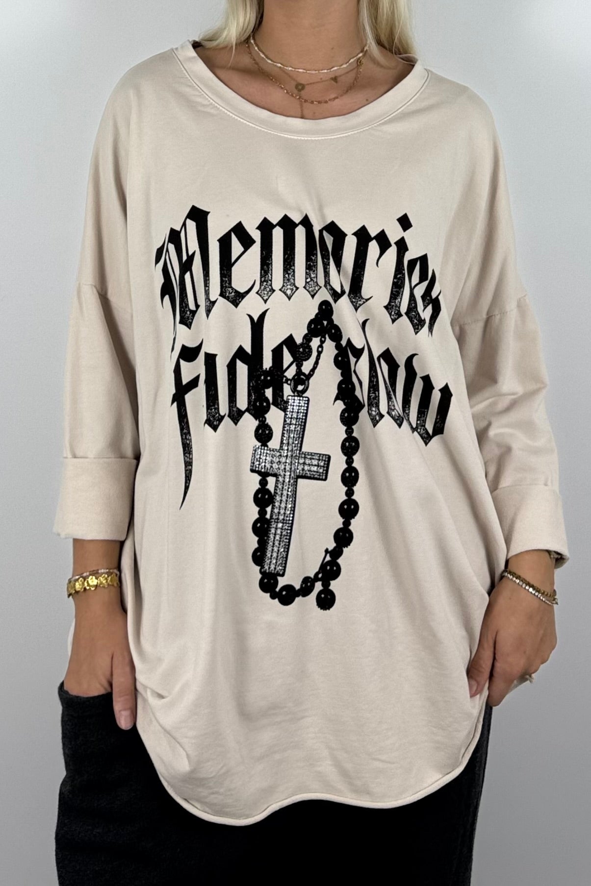 Oversize Shirt „Memories Fade Slow“ mit Kreuz-Detail –Beige