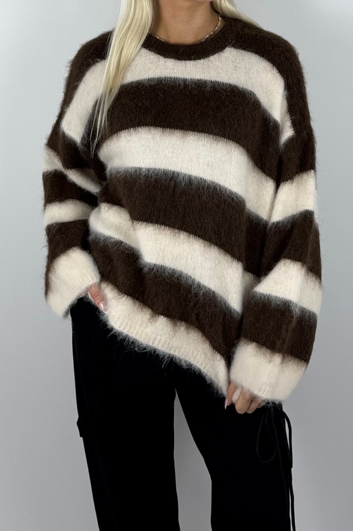 Damen Kuschelpullover gestreift –Schoko