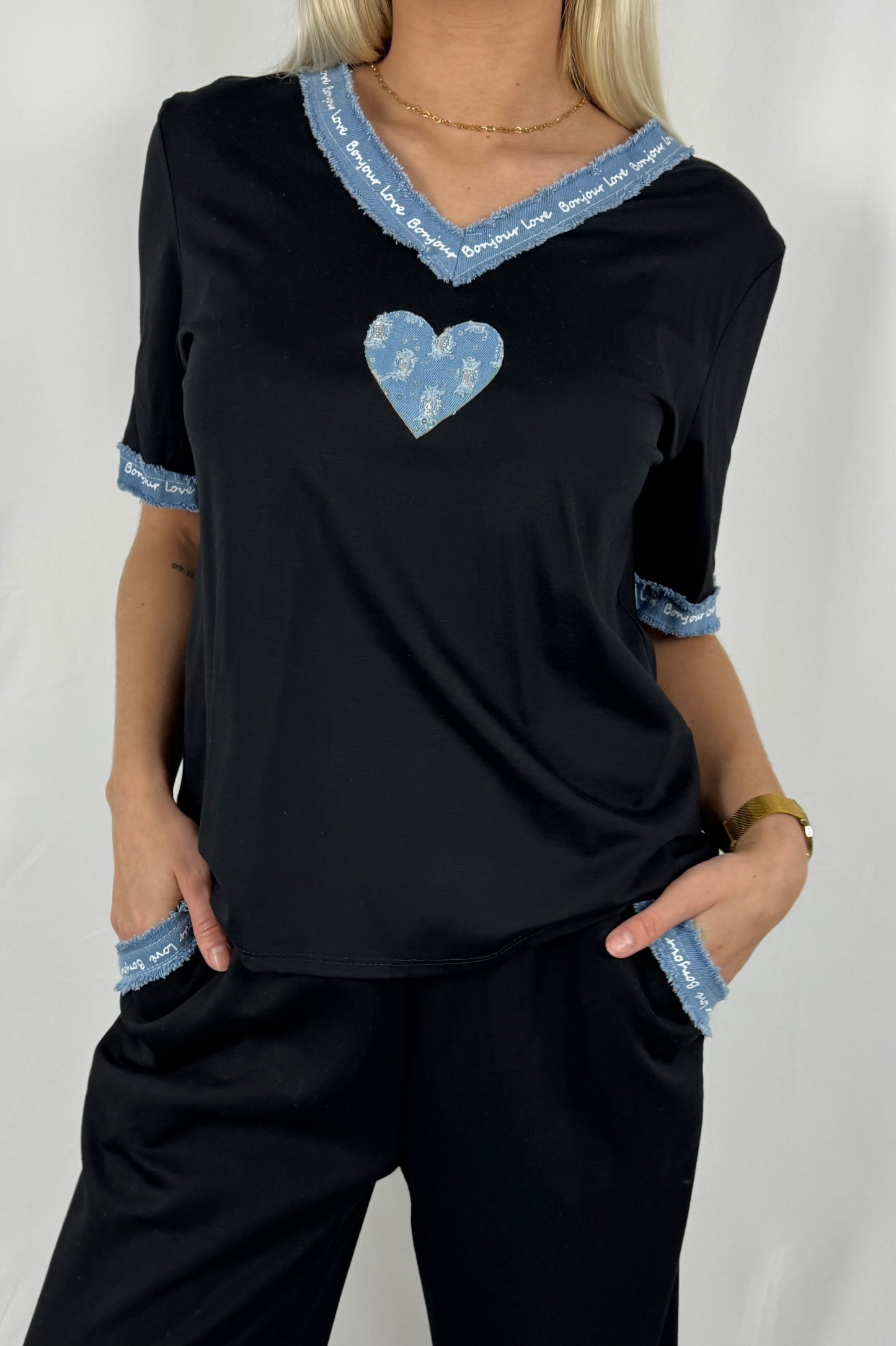 Damen Shirt mit Herz Detail und Bonjour Love Schriftzug-Schwarz