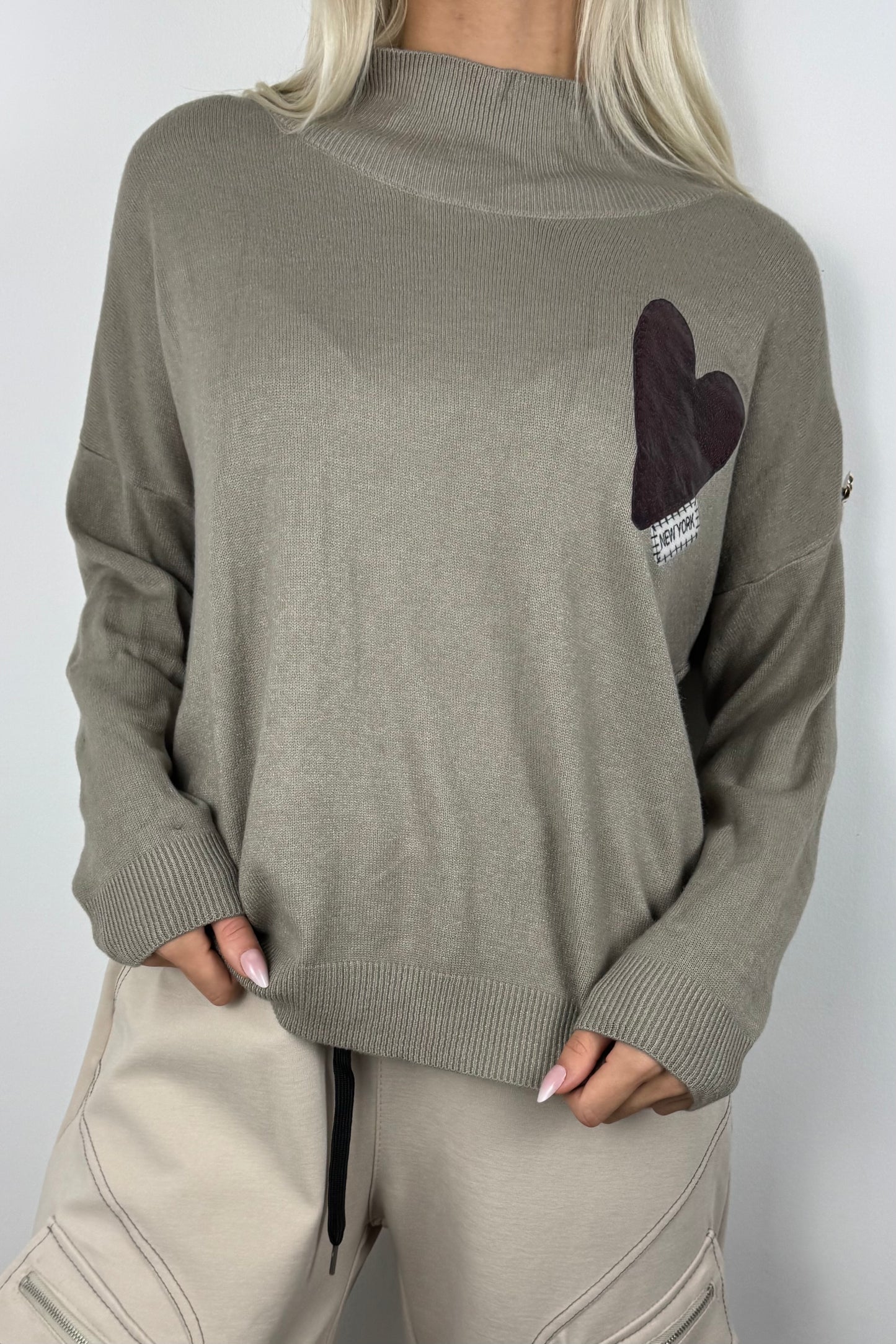 Oversize Shirt mit Herz-Patch & Zierknöpfen –Mud