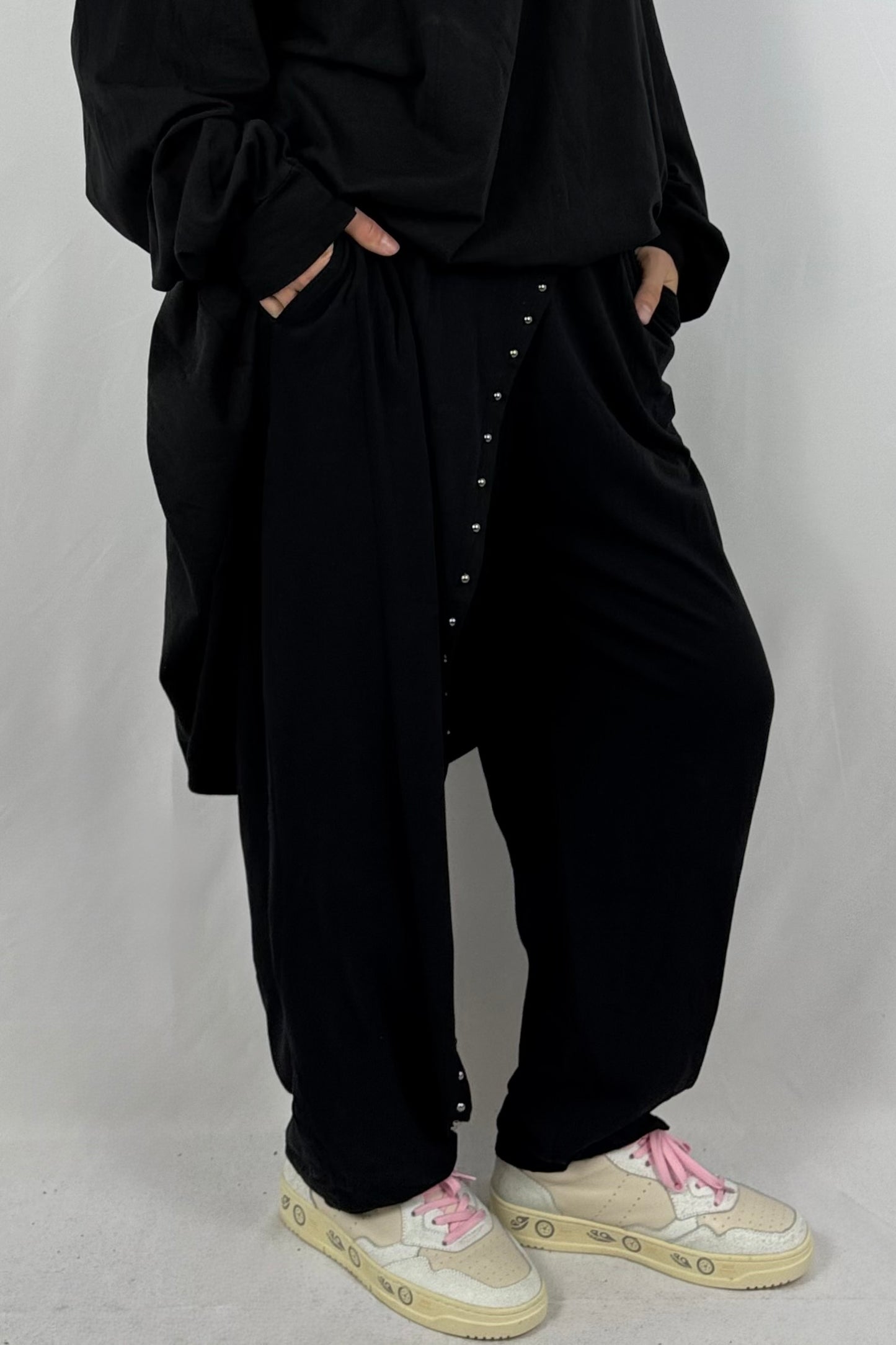 Bequeme Oversize-Hose mit Nieten-Detail-Schwarz
