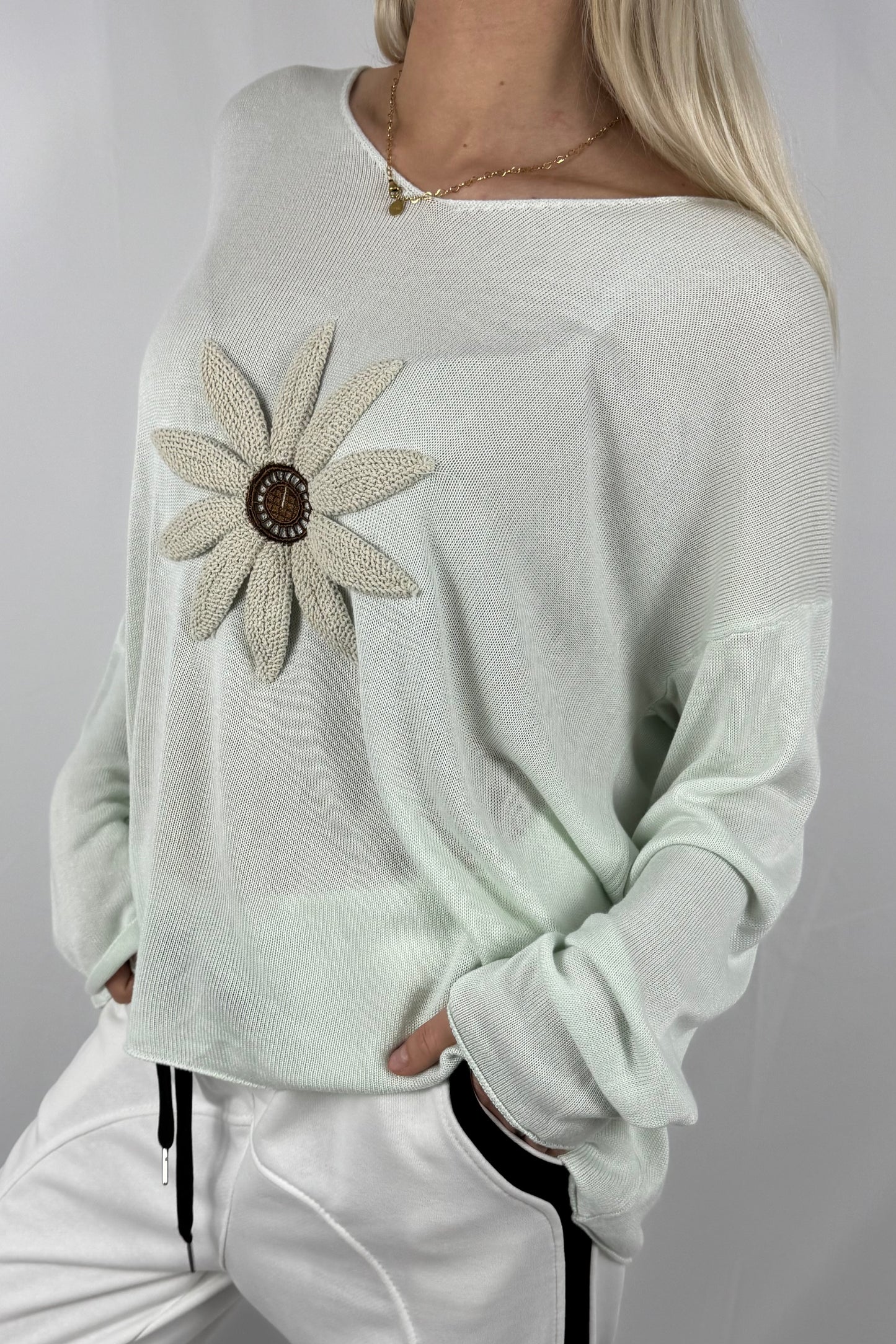 Shirt mit V-Ausschnitt & floraler Applikation-Mint