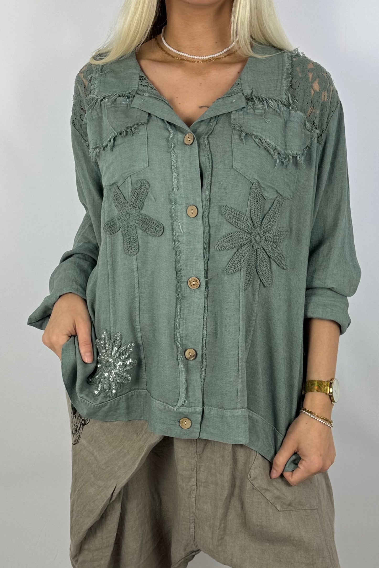Leichte Bluse mit Häkelblumen & Spitzendetails-hell khaki