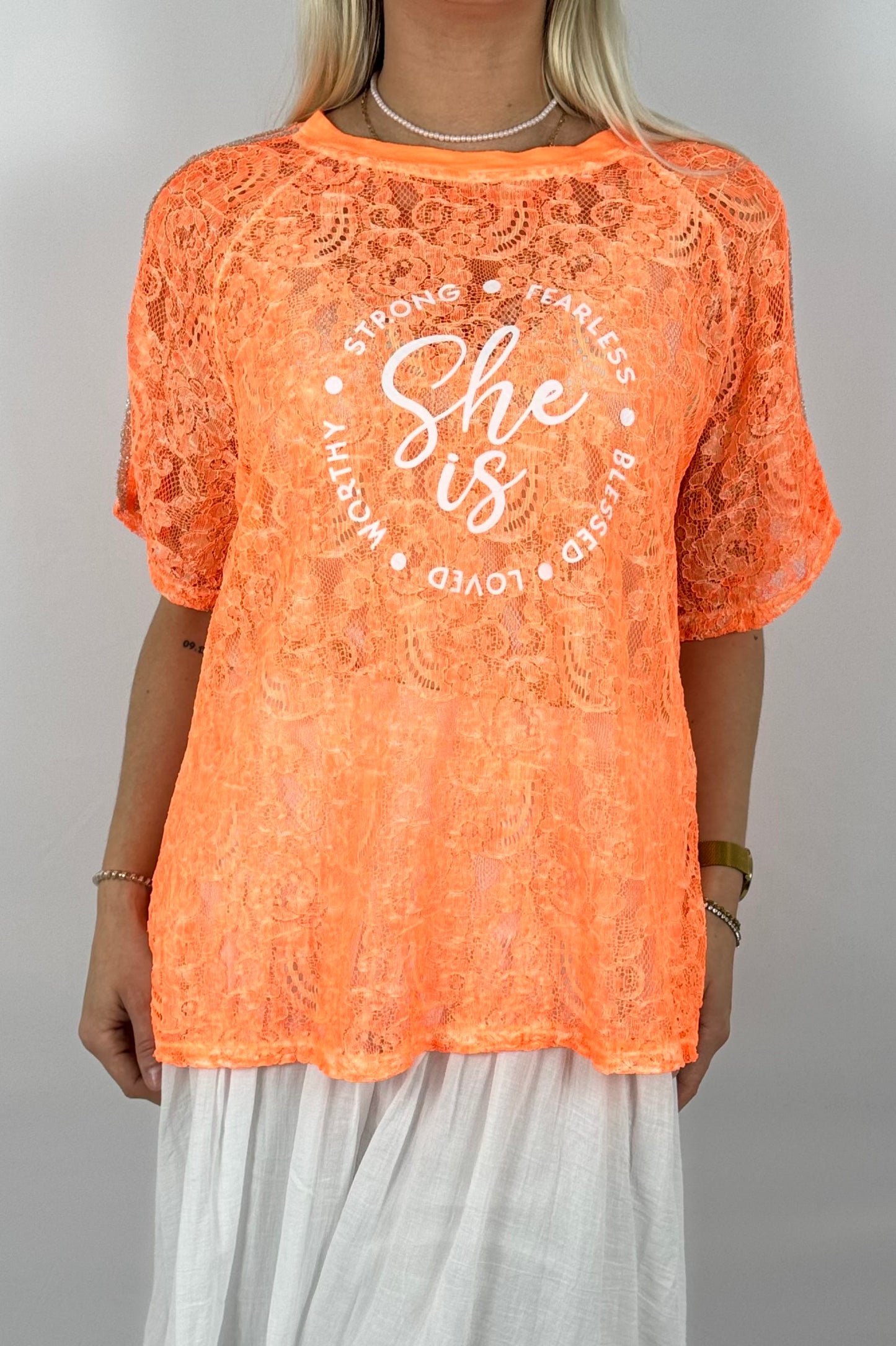 Spitzen-Shirt „She is…“ – Oversize Statement Shirt-Neon Orange