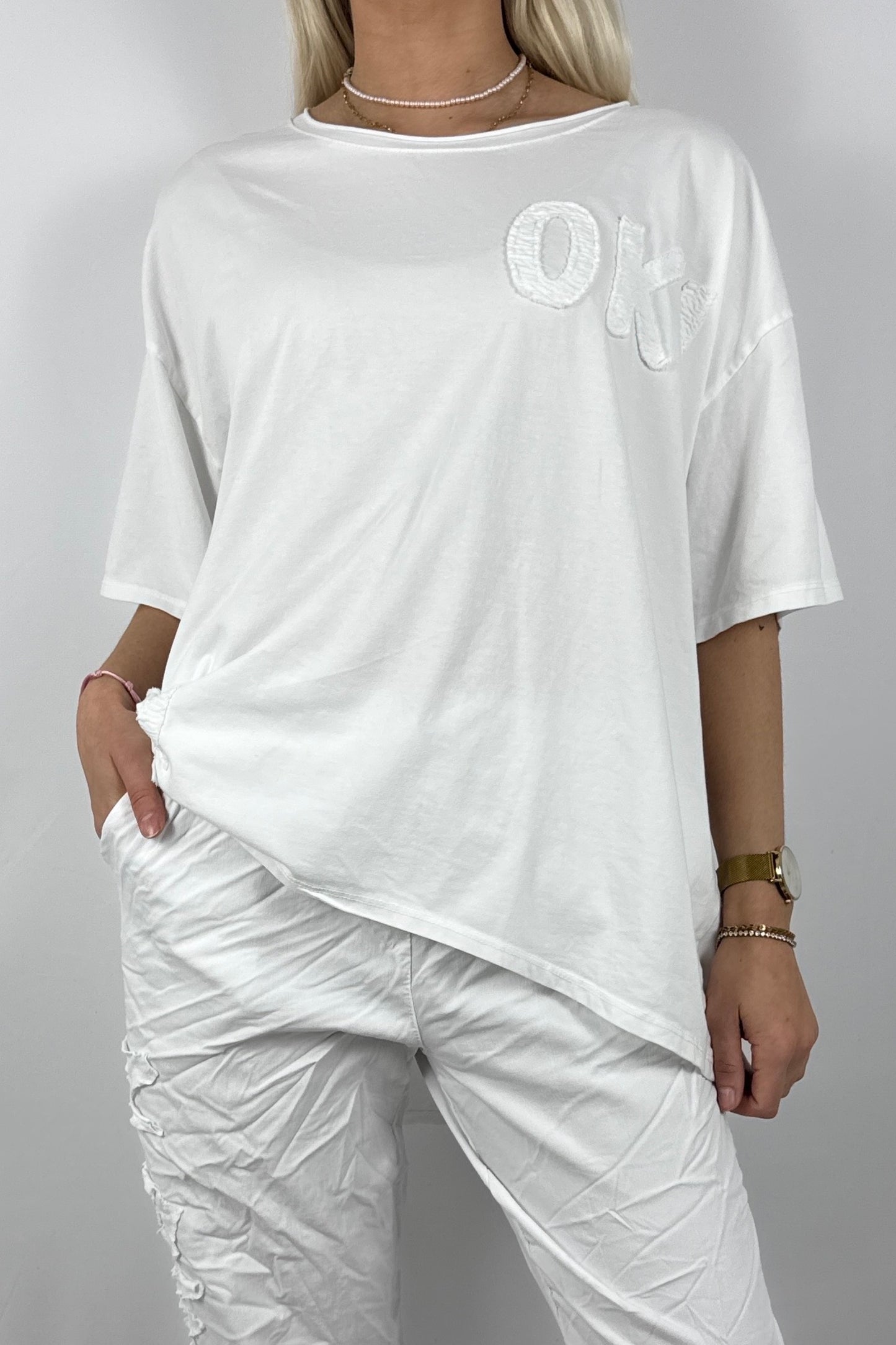 Oversize Damen Shirt mit OK Print und Rundhalsausschnitt-Weiß