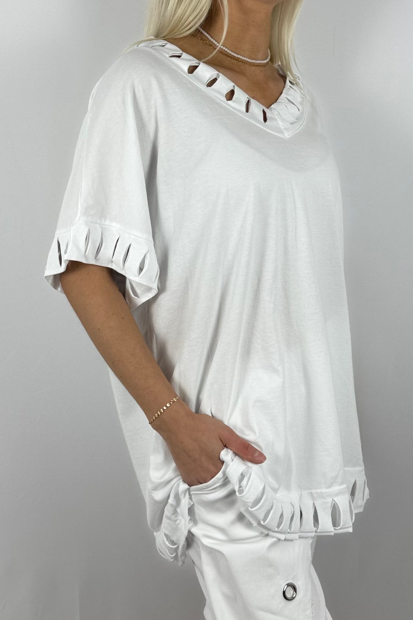 Oversize-Shirt mit Cut-Out-Details und V-Ausschnitt-Weiß