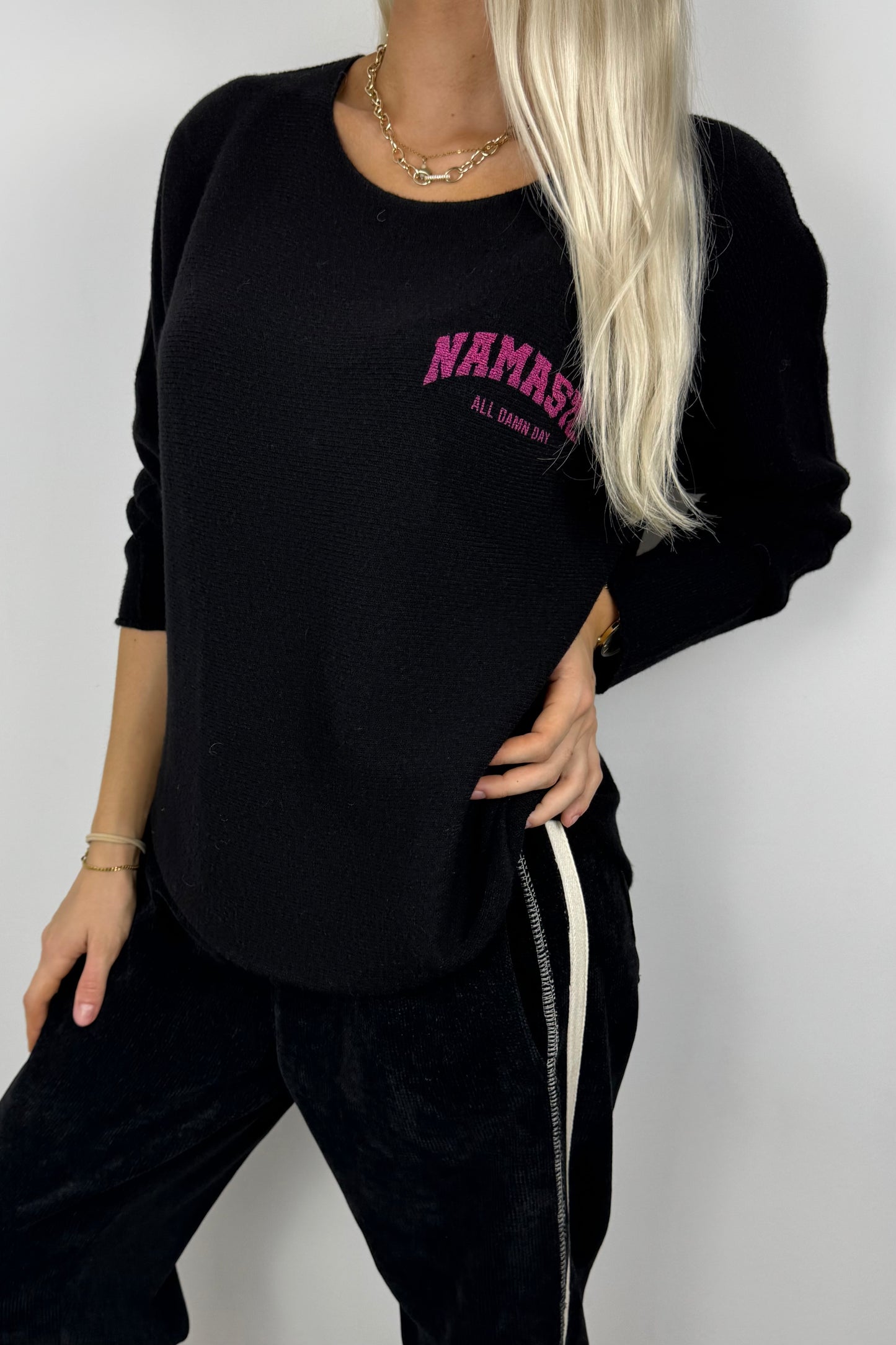 Damen Pullover mit „Namaste“-Print-Schwarz