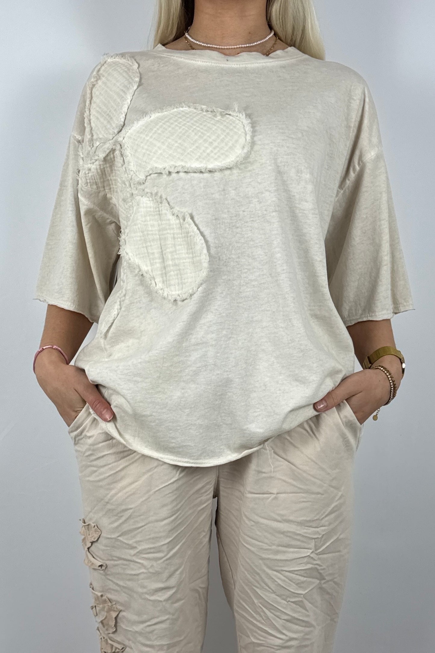Oversize Damen Shirt mit Blumen Applikation und Rundhalsausschnitt-Beige