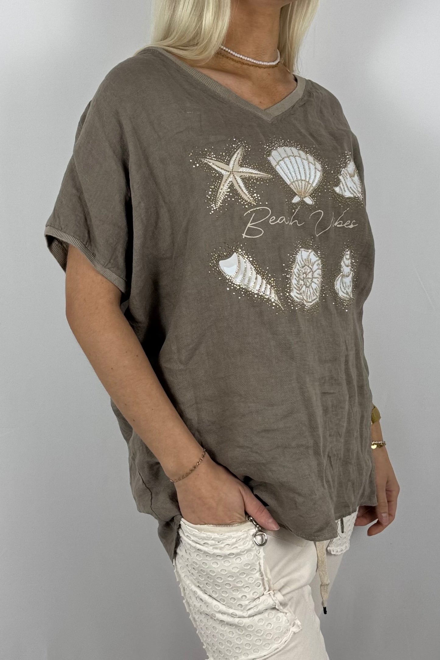 Leinen-Shirt „Beach Vibes“ mit Muschel-Motiv und Häkelrücken-Mud