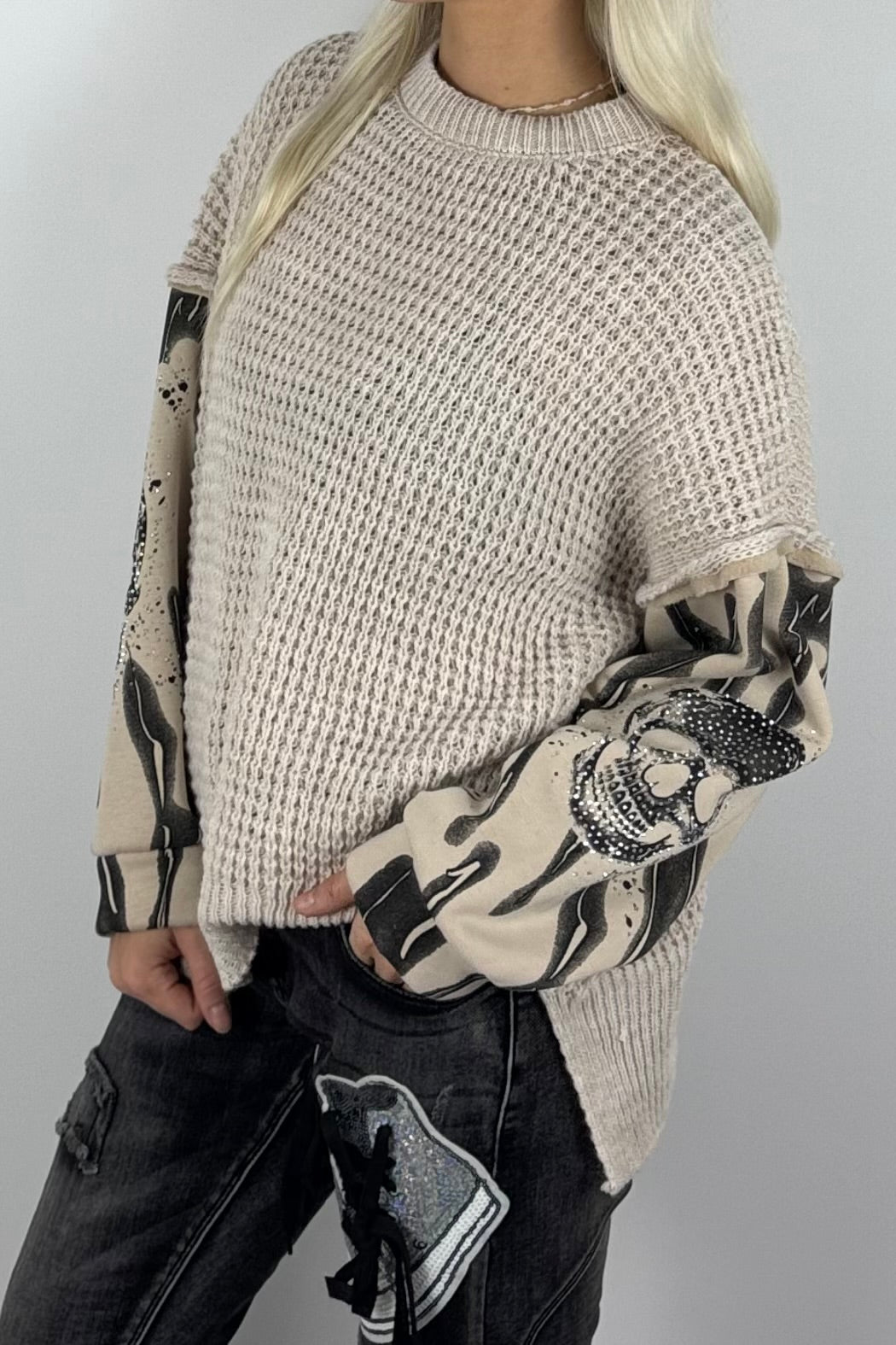 Damen-Pullover mit Strickstruktur und Totenkopfärmeln-Beige